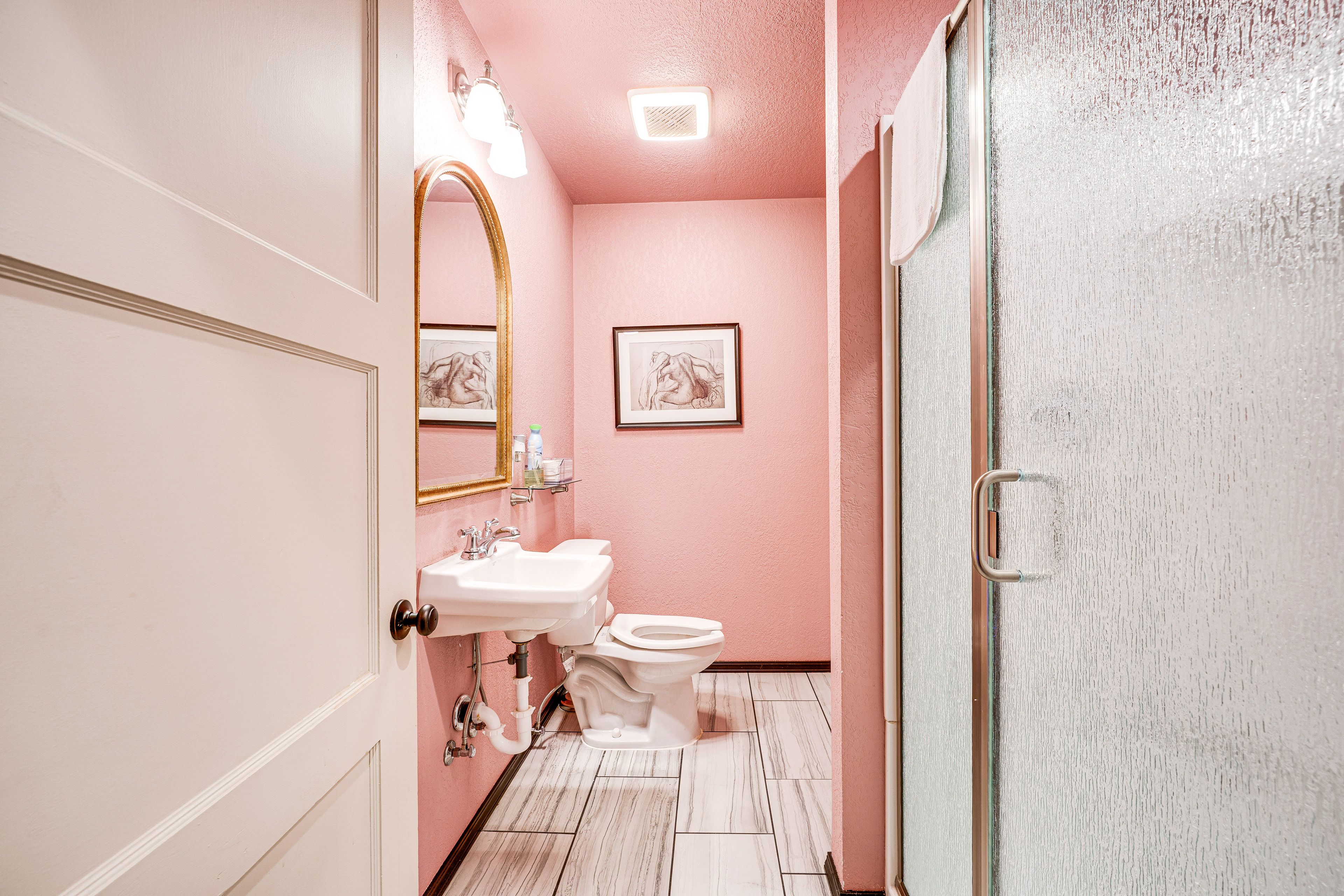 Full Bathroom | Complimentary Toiletries