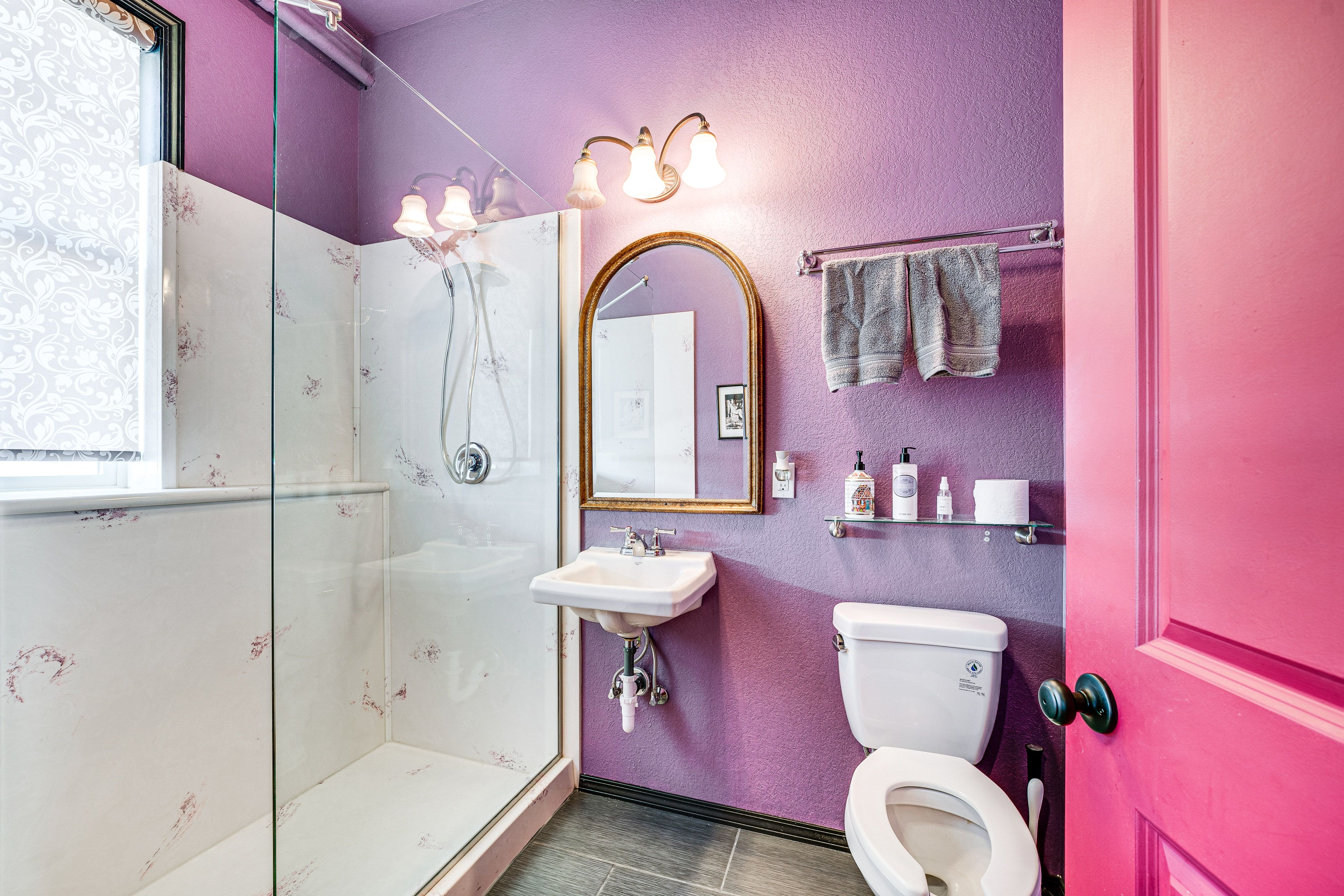 Full Bathroom | Towels Povided