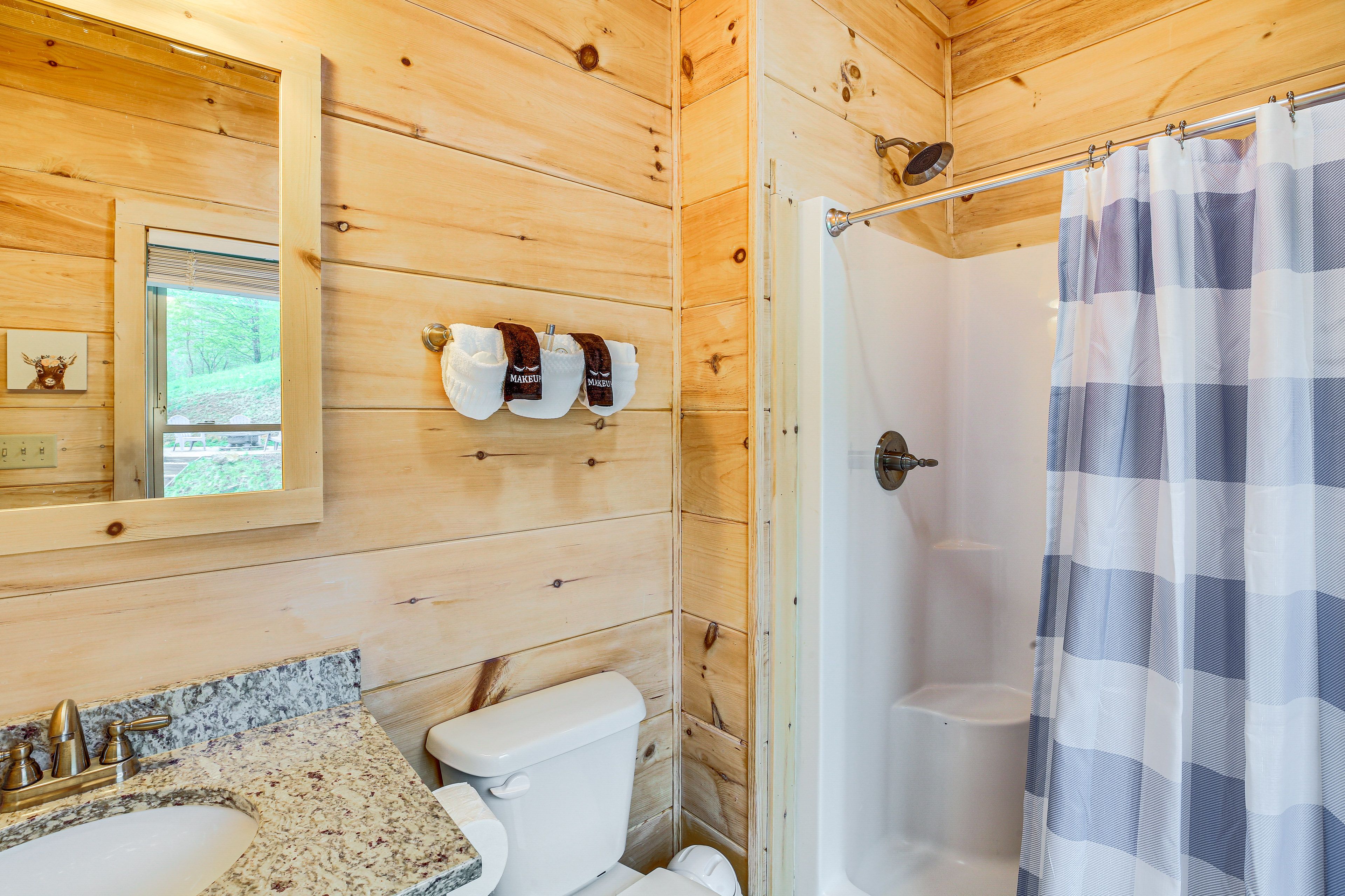 Full Bathroom | Towels Provided