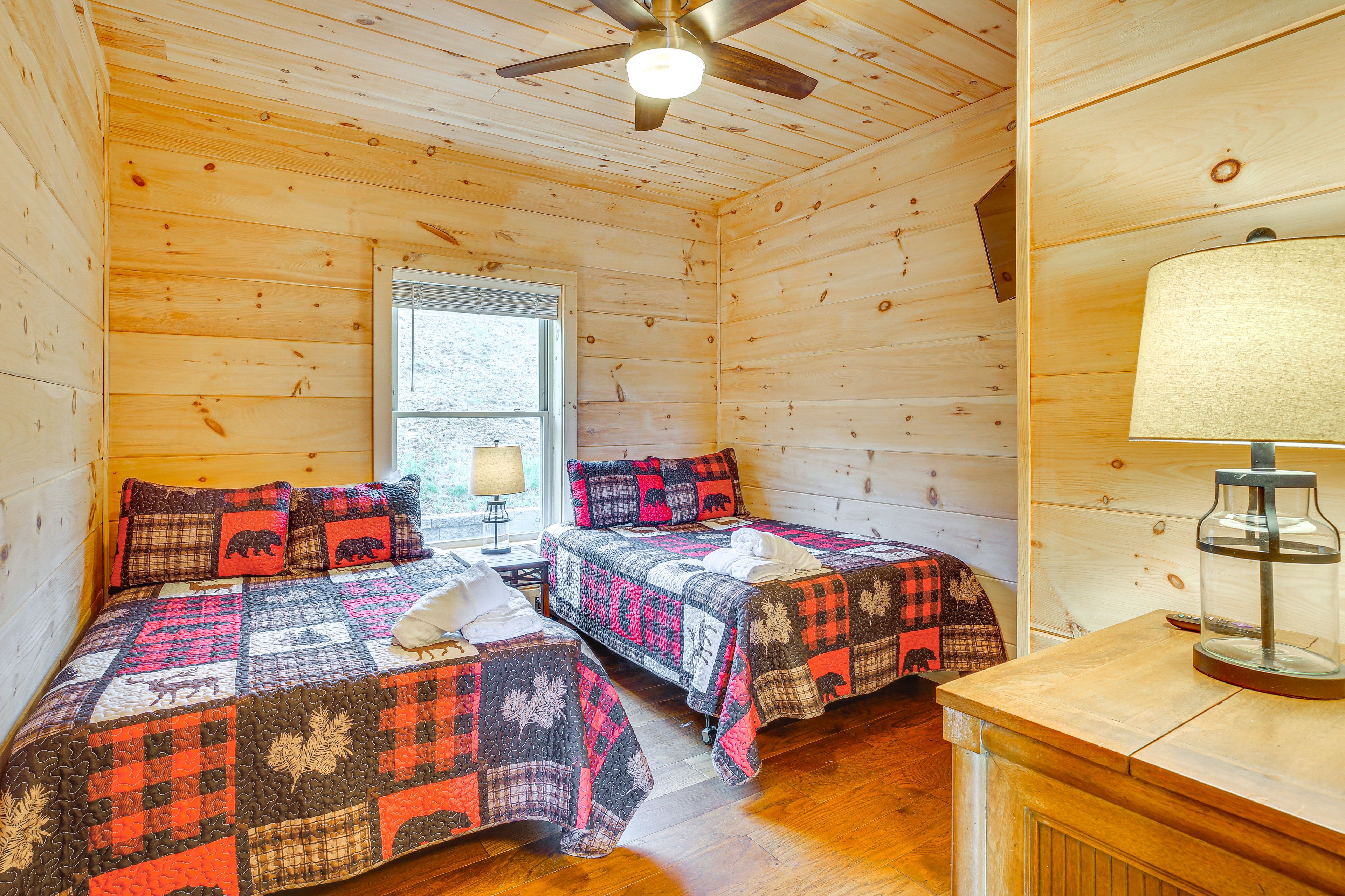 Bedroom 2 | 2 Full Beds | Smart TV