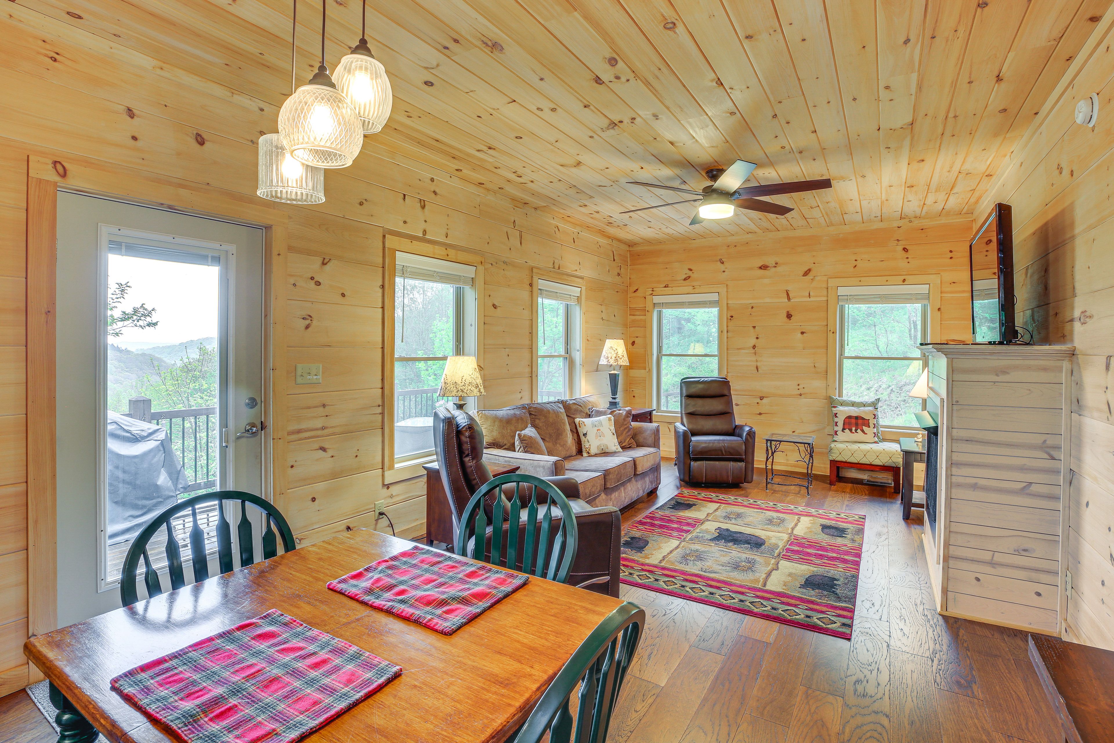 Dining Area | Dishware & Flatware Provided