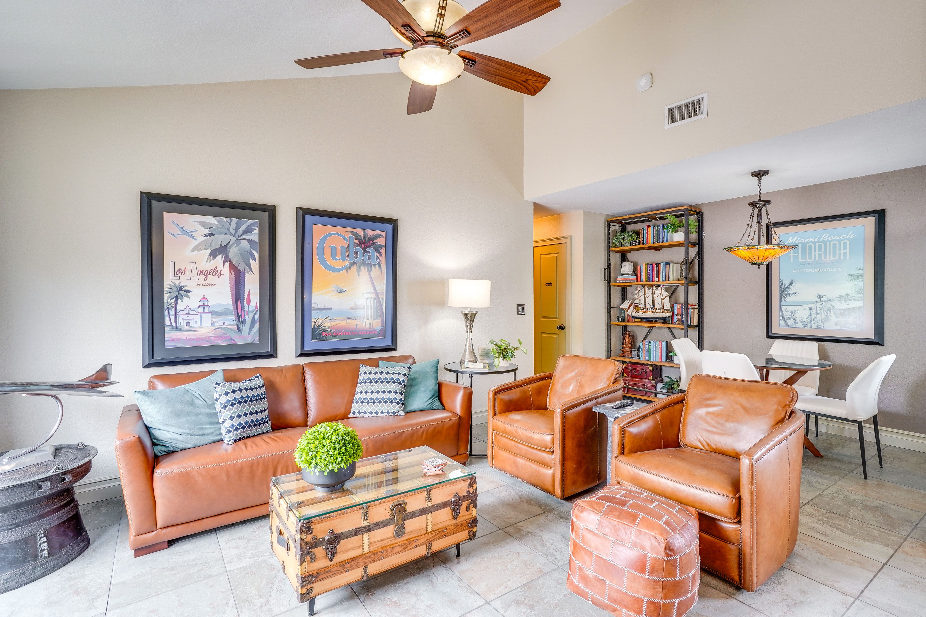 Living Room | Free WiFi | Smart TV | Central A/C | Books