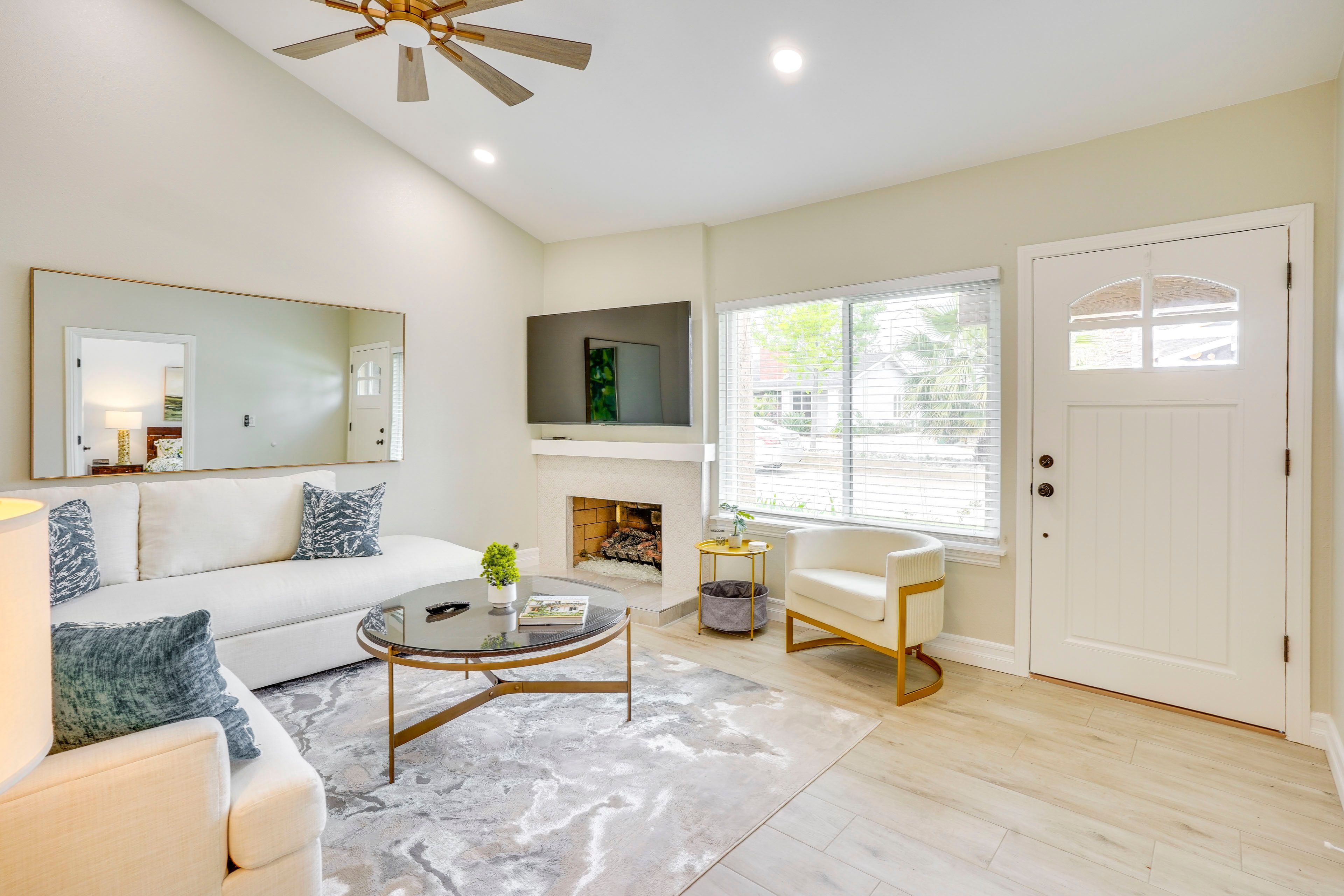Living Room | Free WiFi | Smart TV | Central A/C | Gas Fireplace