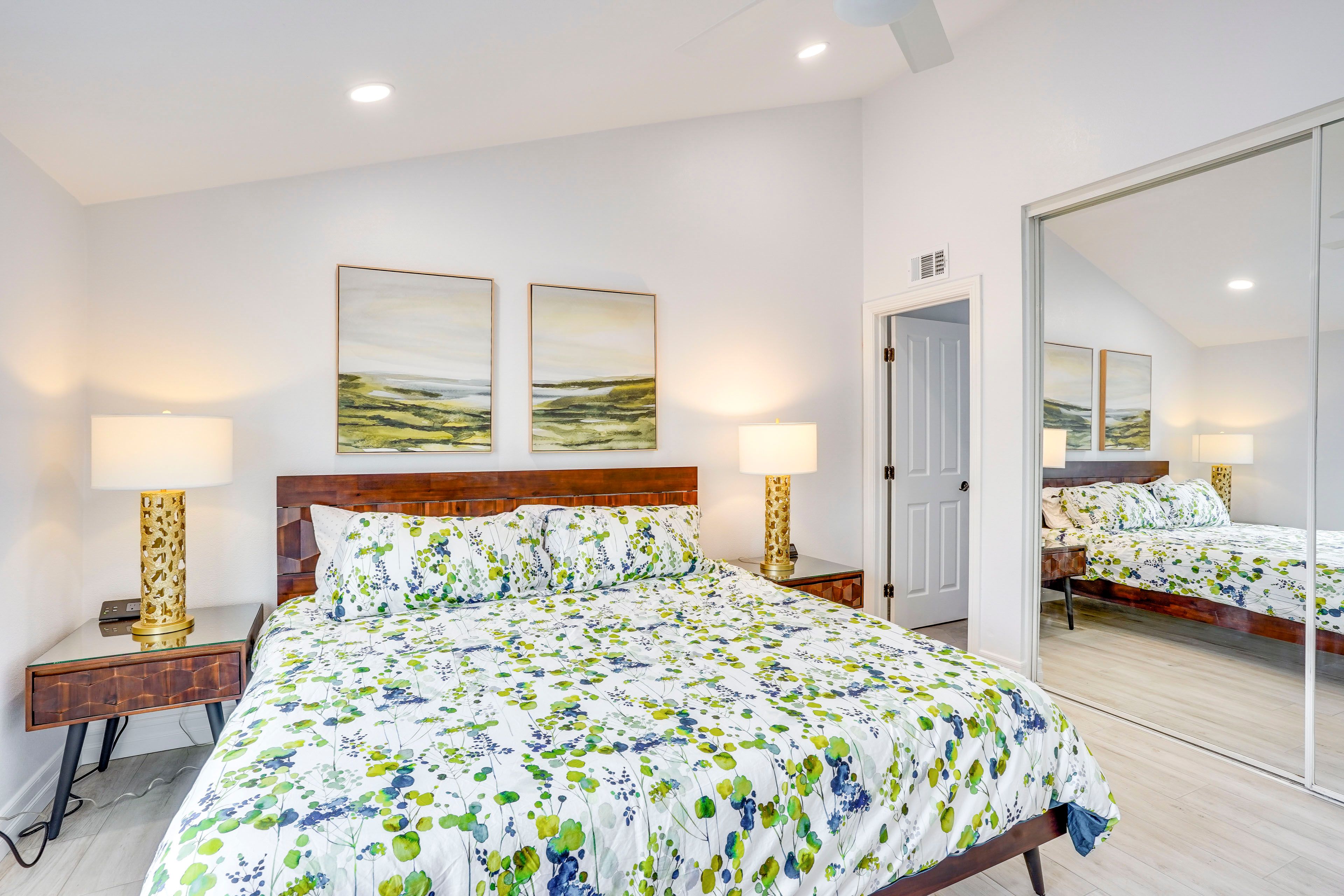 Bedroom 1 | King Bed | Smart TV | En-Suite Bathroom