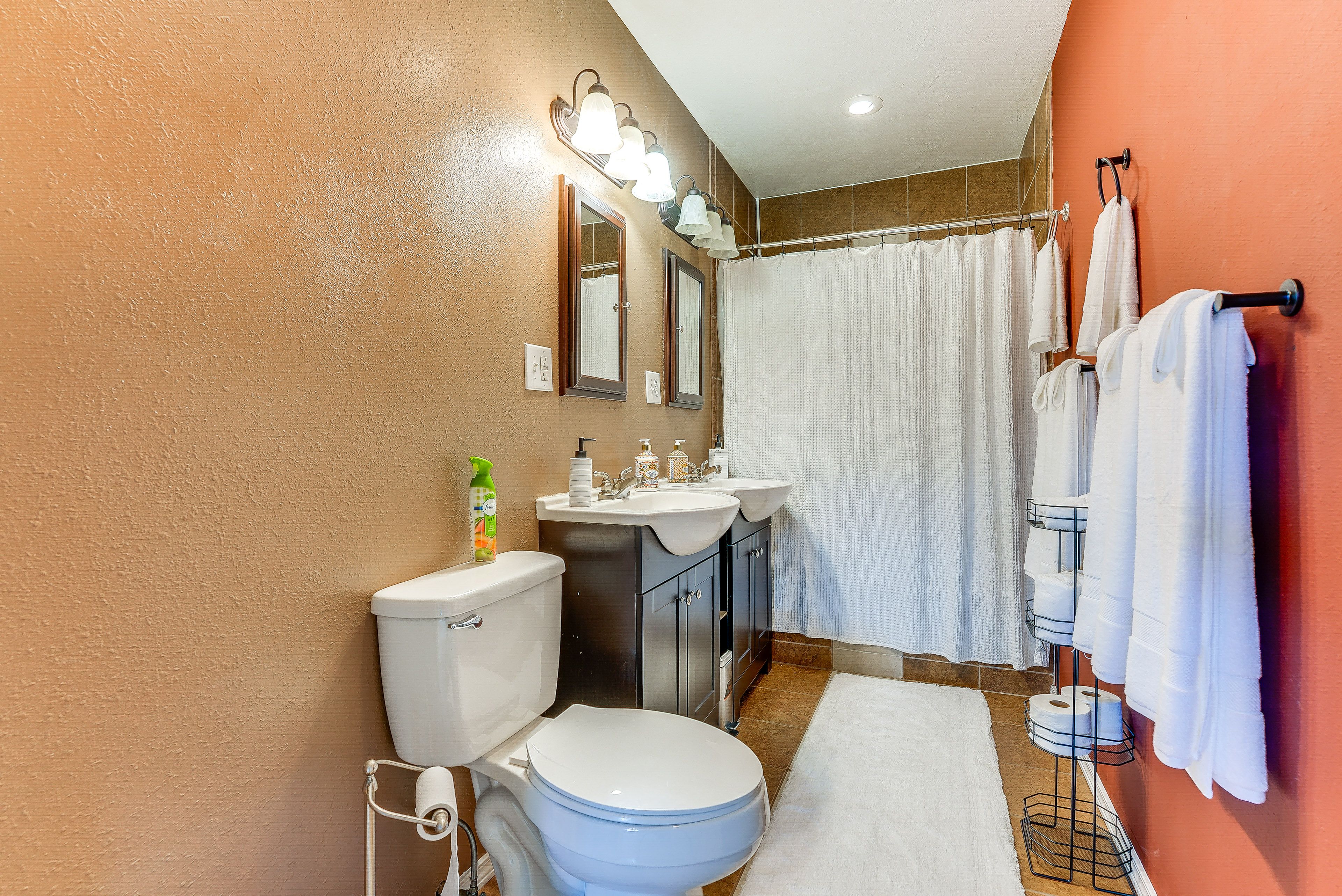 En-Suite Bathroom | Complimentary Toiletries | Jetted Tub | 2nd Floor