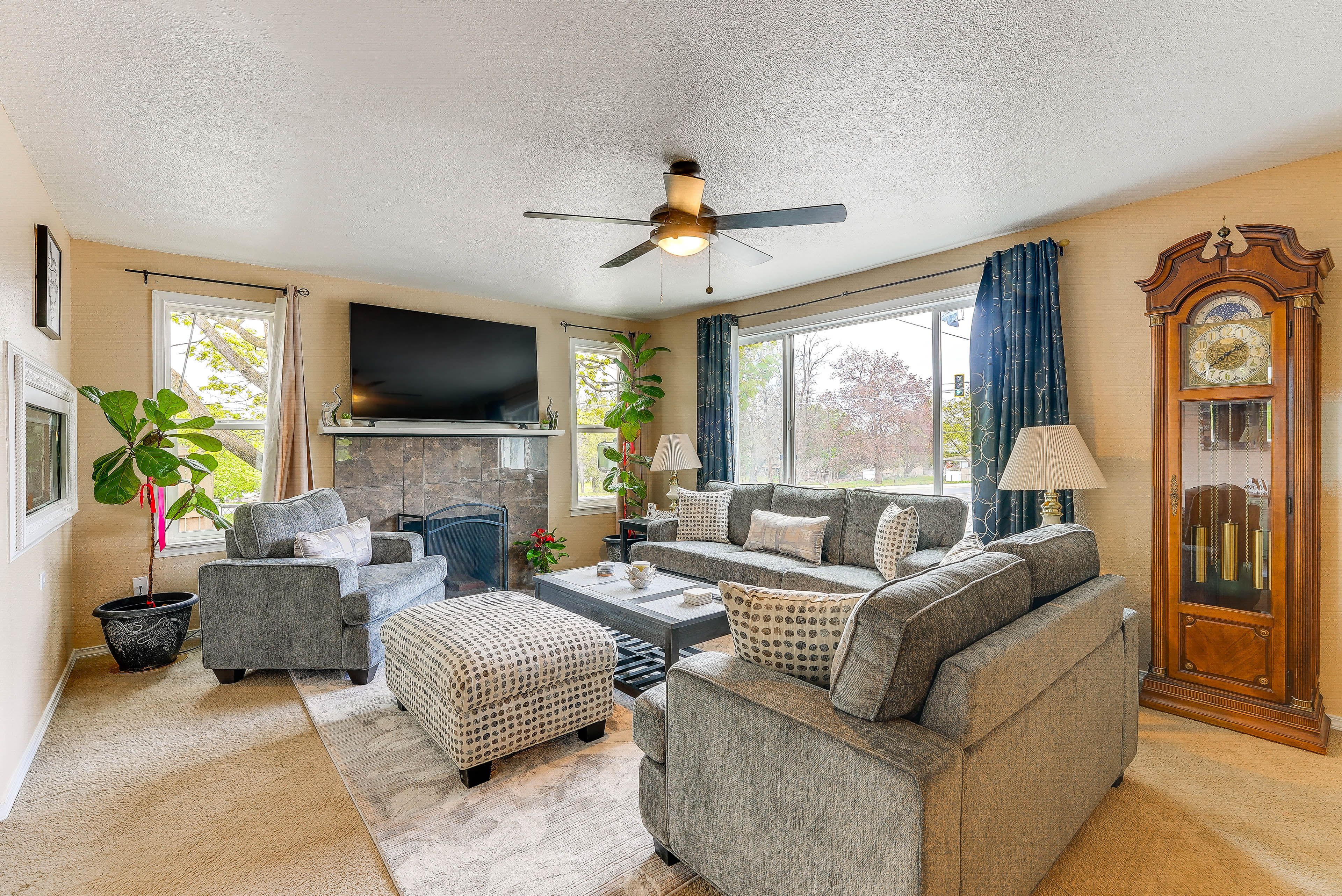 Living Room | Smart TV | Free WiFi | 2nd Floor