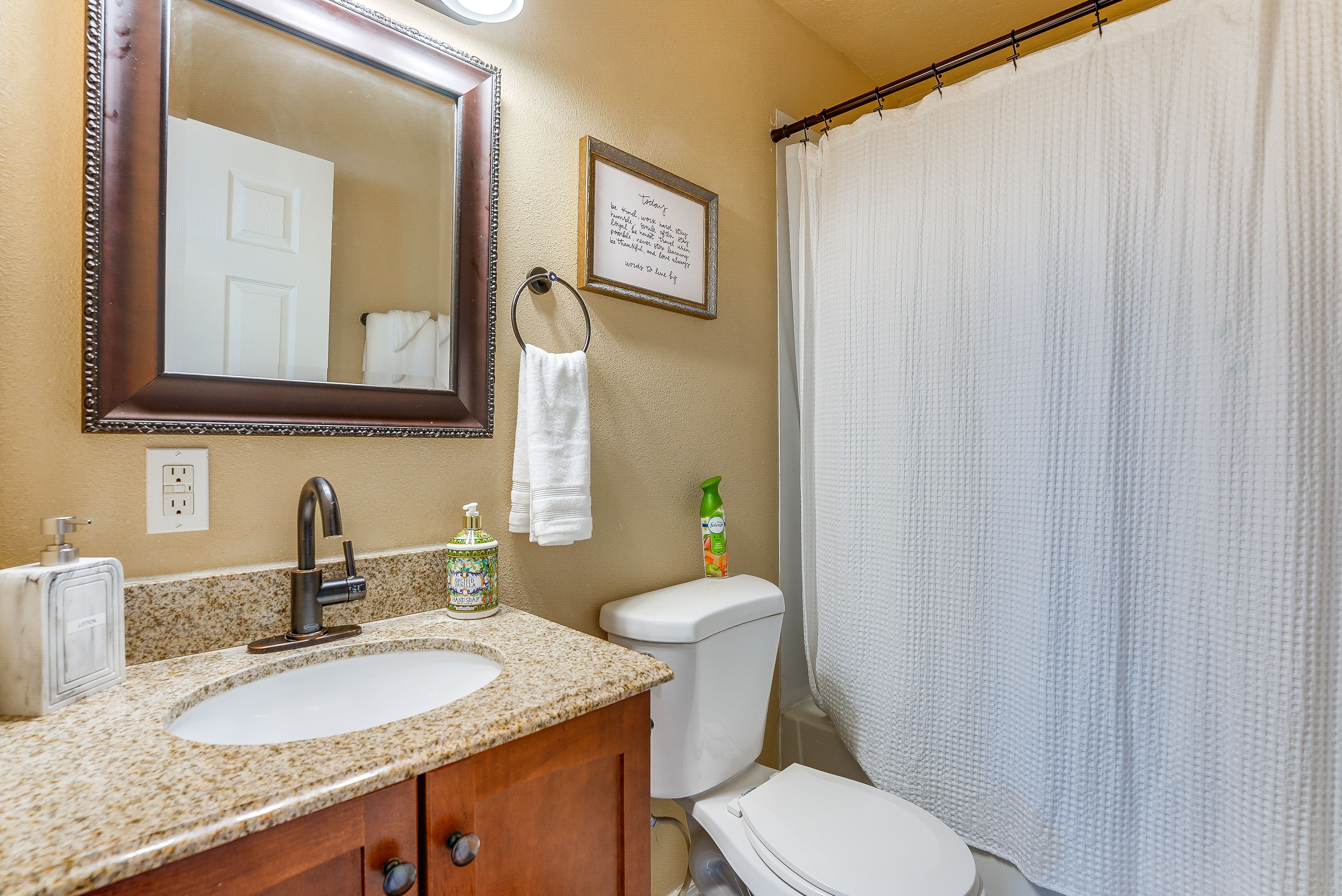 Full Bathroom | Towels Provided | 2nd Floor