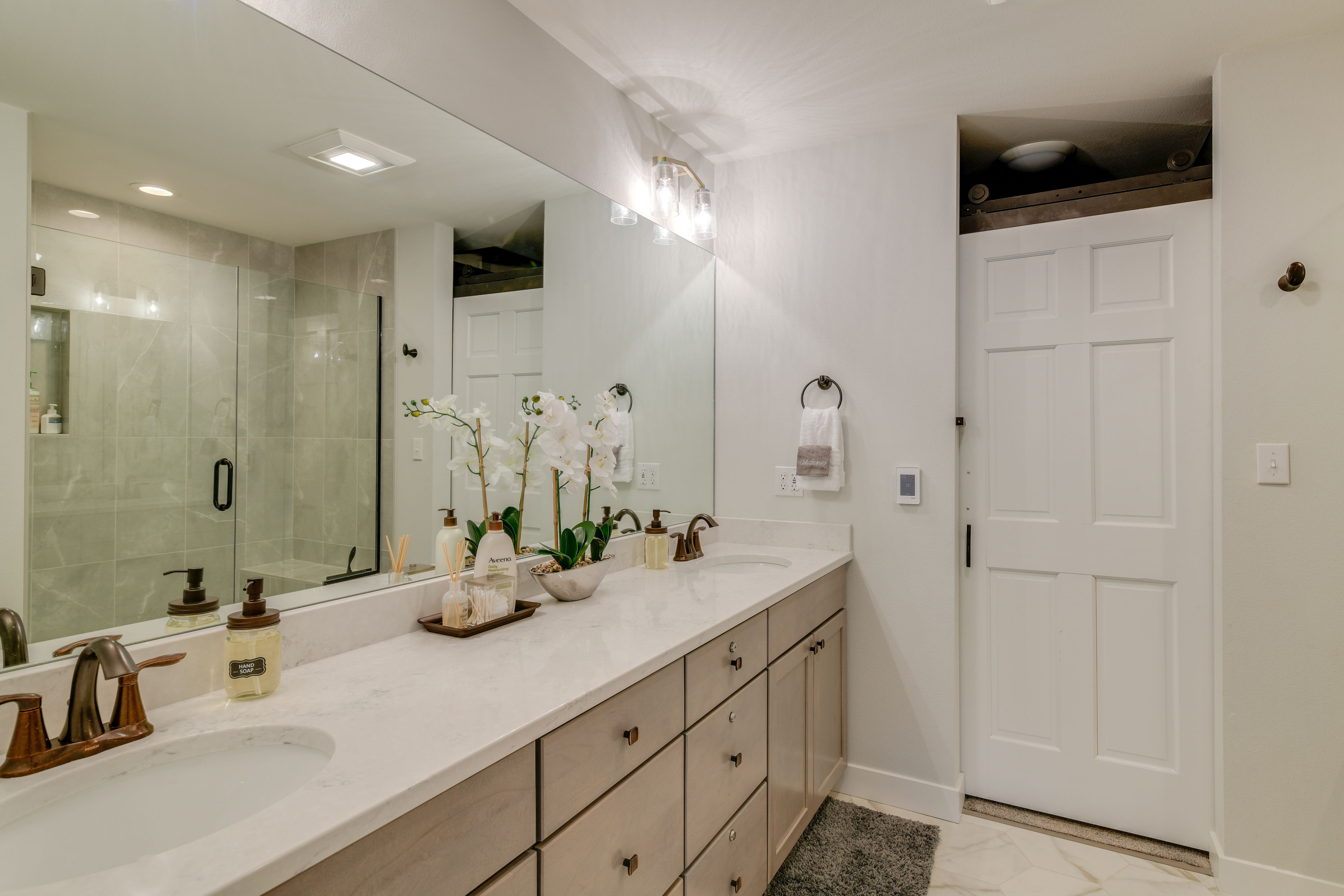 Full Bathroom | 2nd Floor | Towels Provided