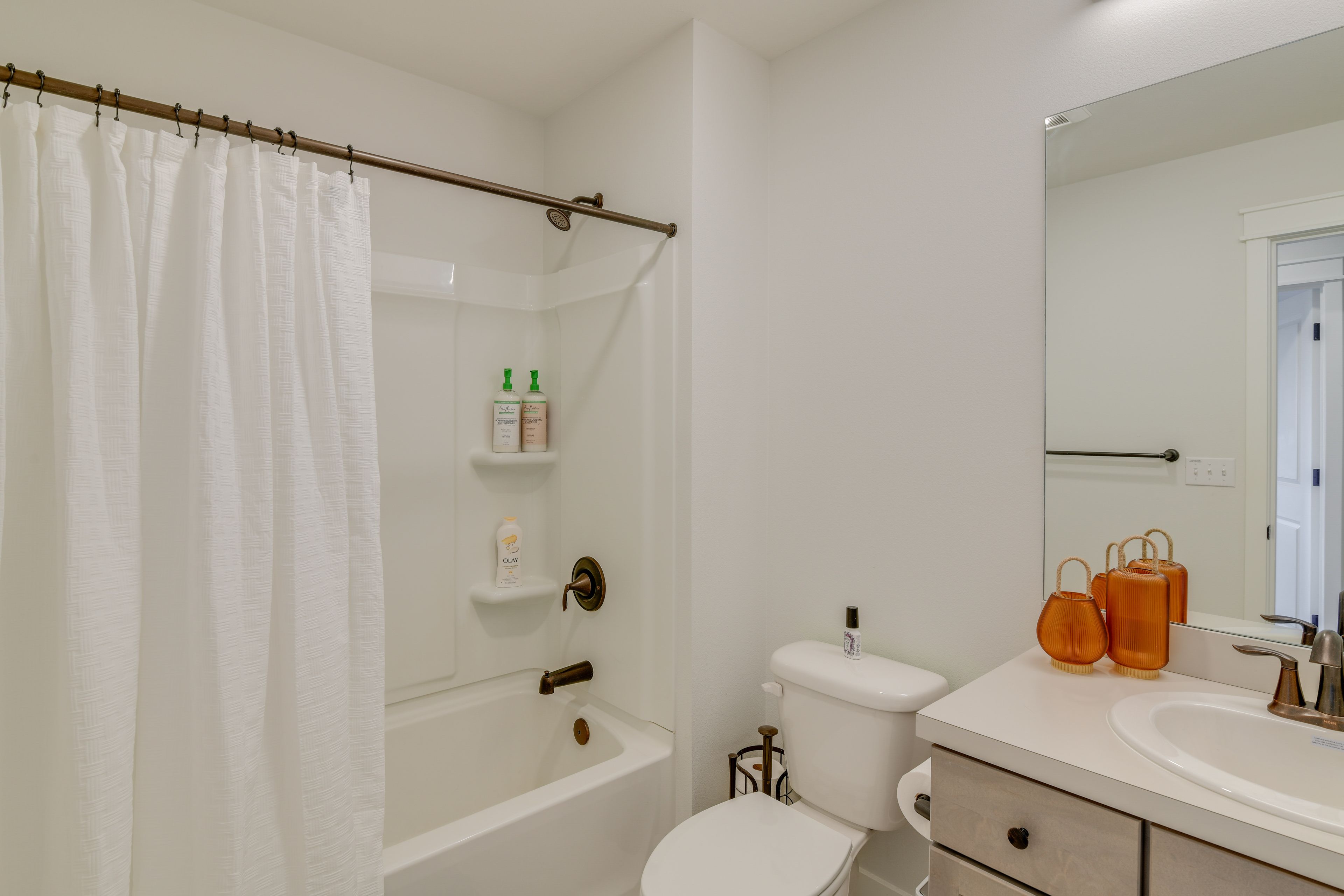Full Bathroom | 2nd Floor