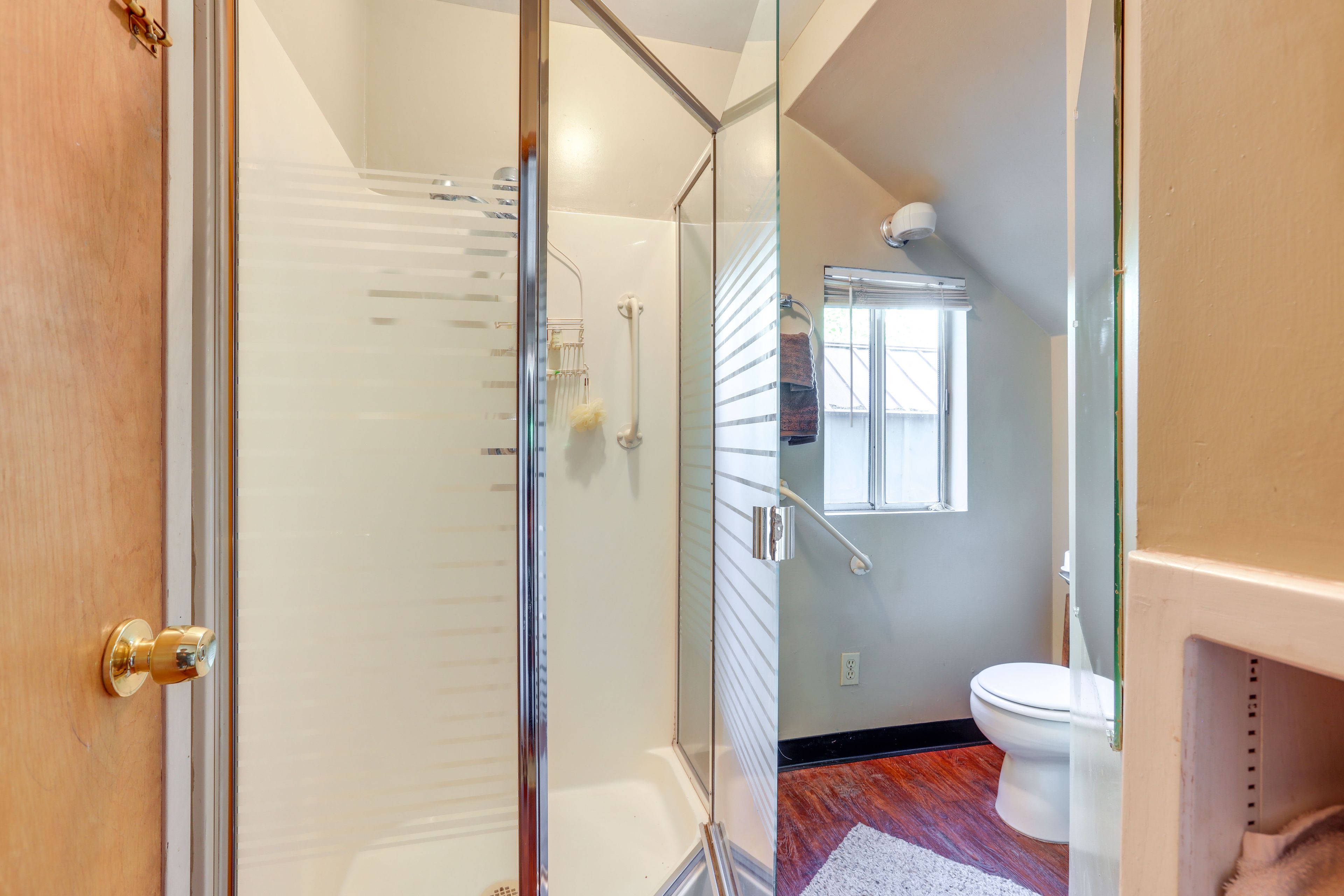 Full Bathroom | Towels Provided | 1st Floor