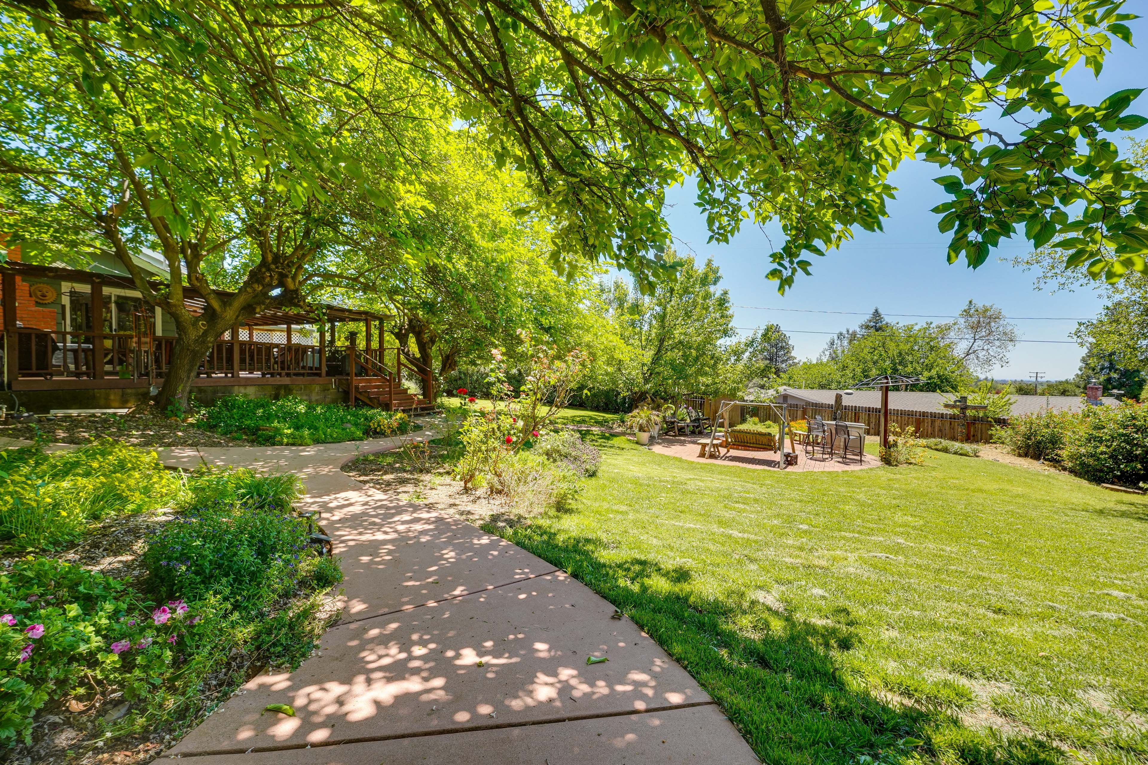 Cottage Exterior | Shared Yard