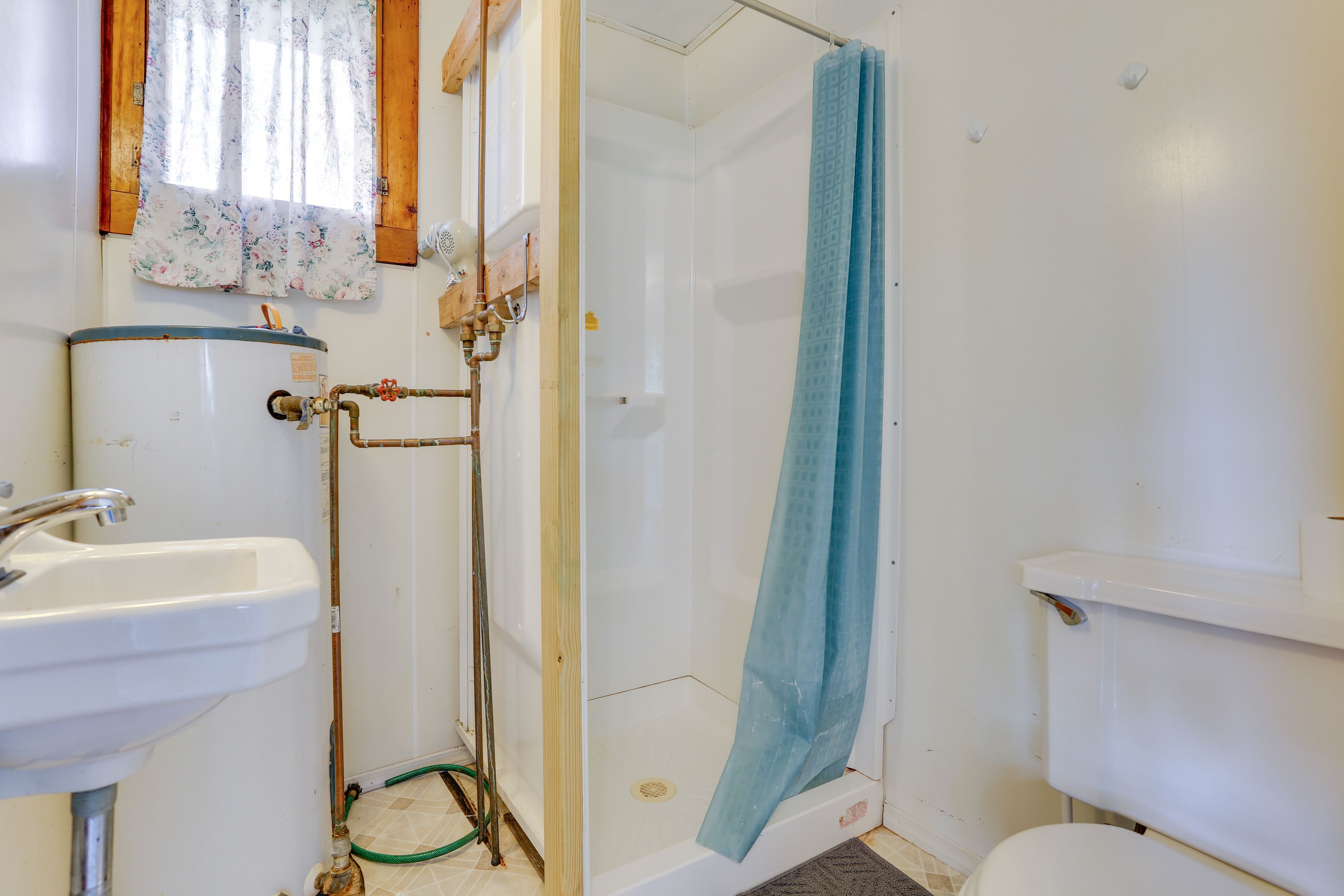 Full Bathroom | Towels Not Provided