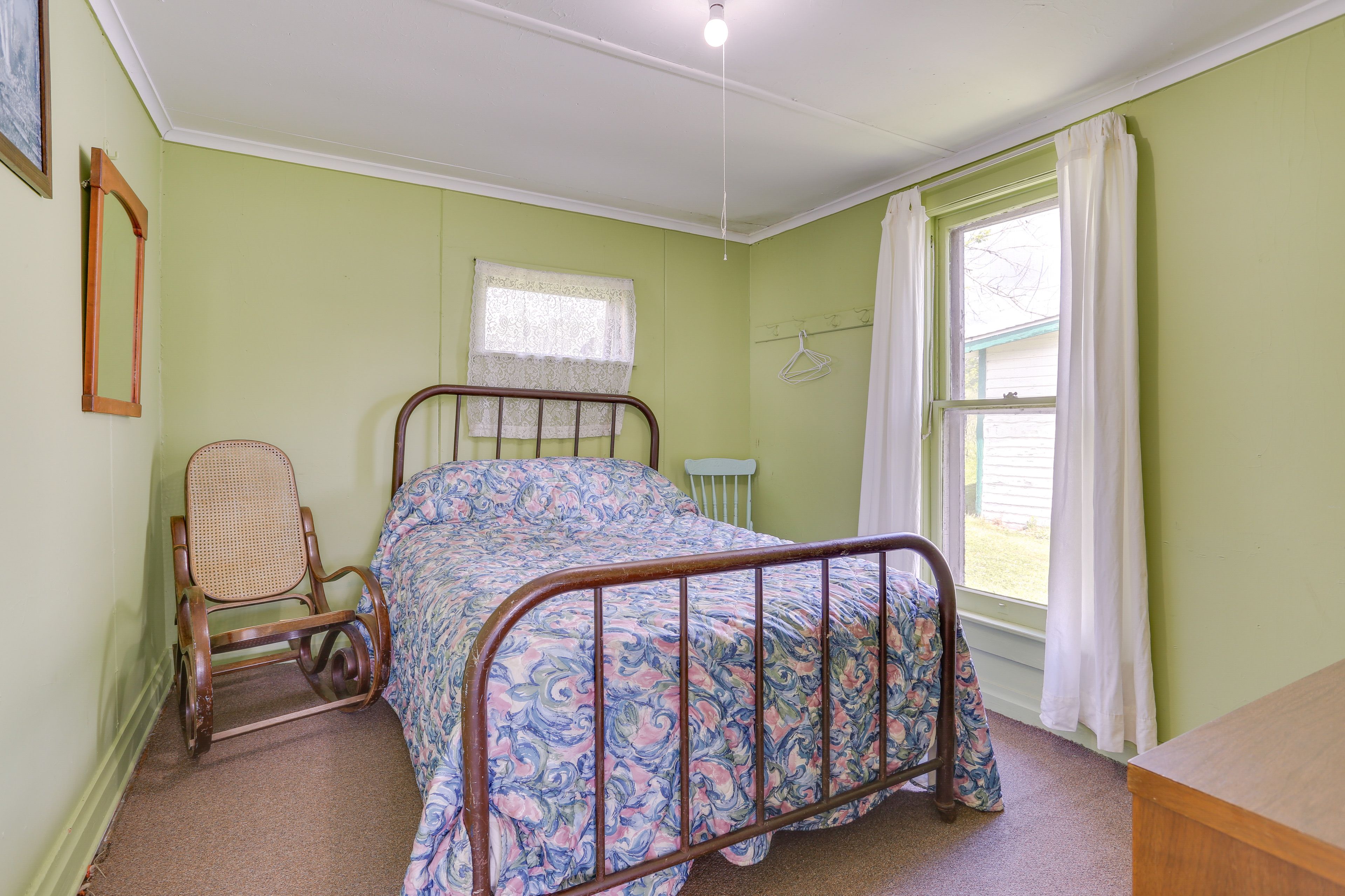 Bedroom 2 | Full Bed | Hangers