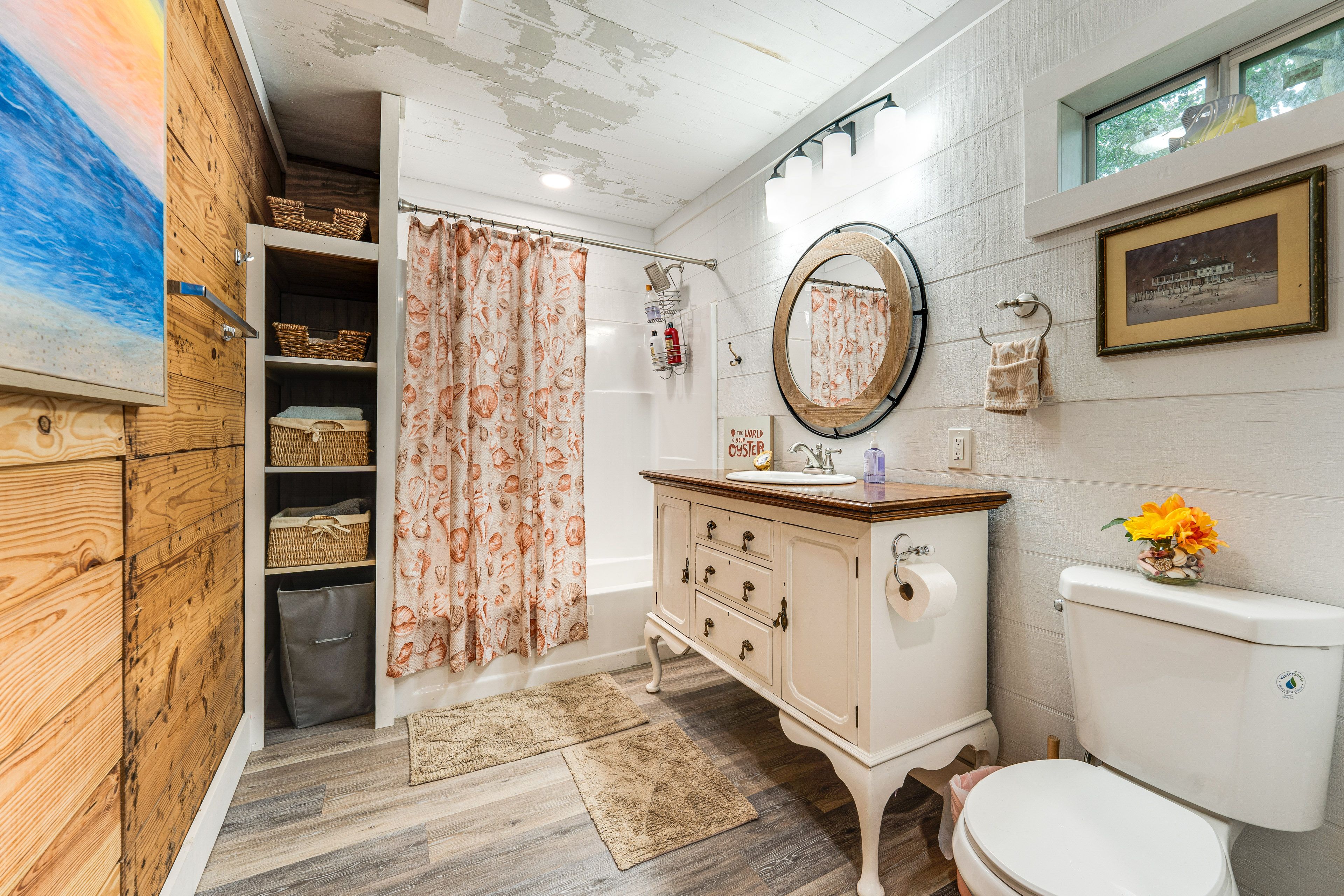 En-Suite Bathroom | Shower/Tub Combo | Complimentary Toiletries