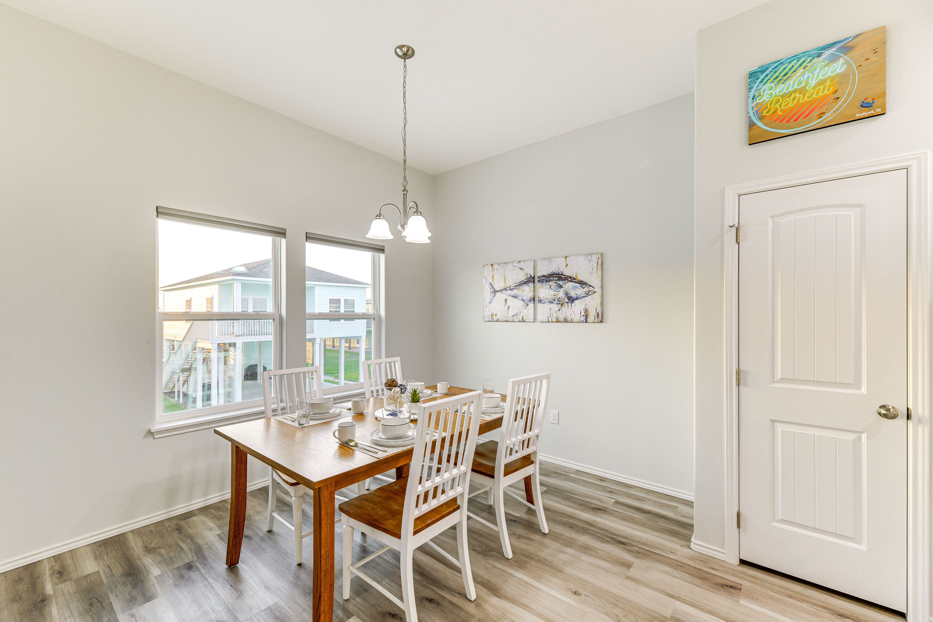 Dining Area | Dishware & Flatware Provided