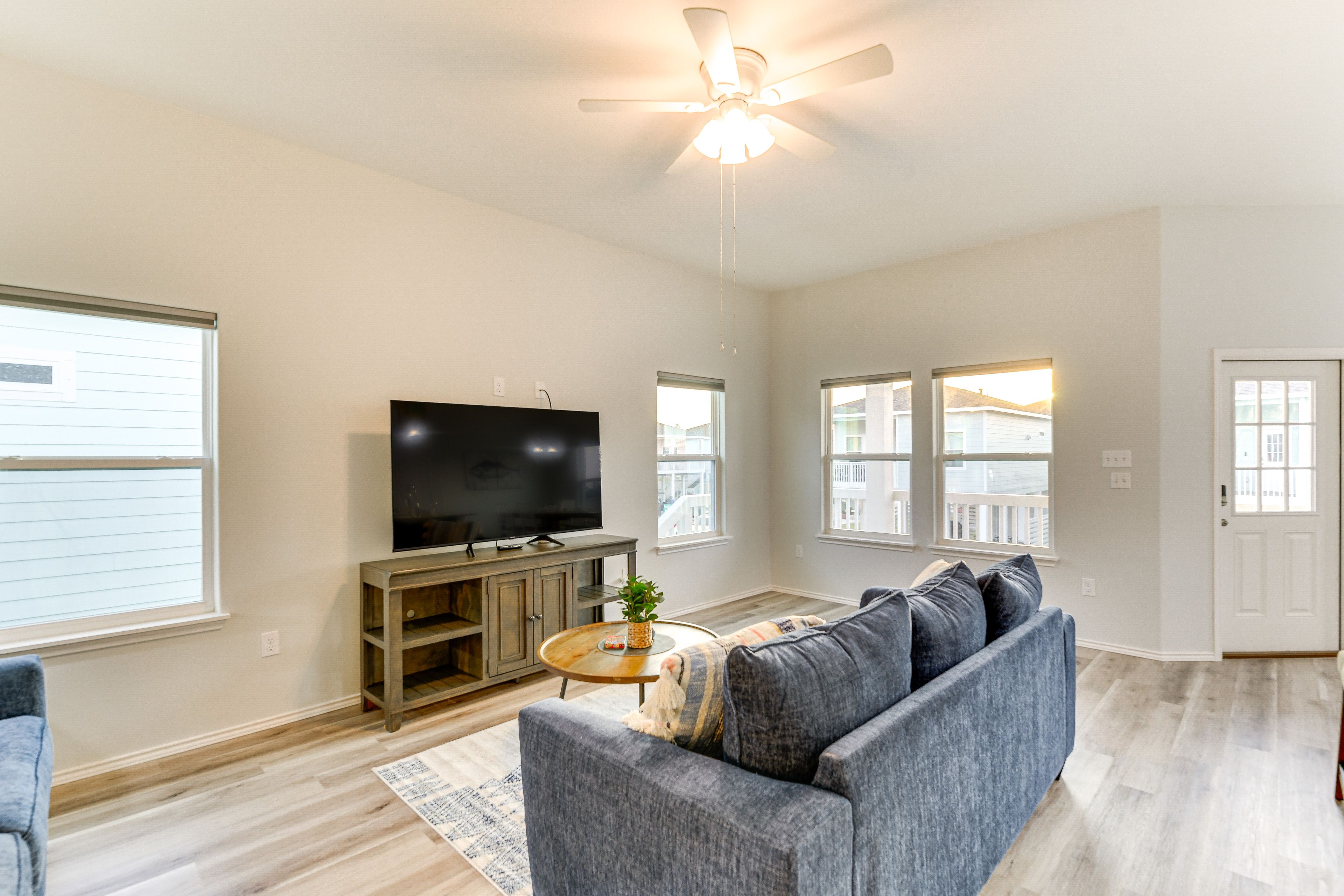 Living Room | Free WiFi | Smart TV | Central A/C & Heating | Queen Sleeper Sofa