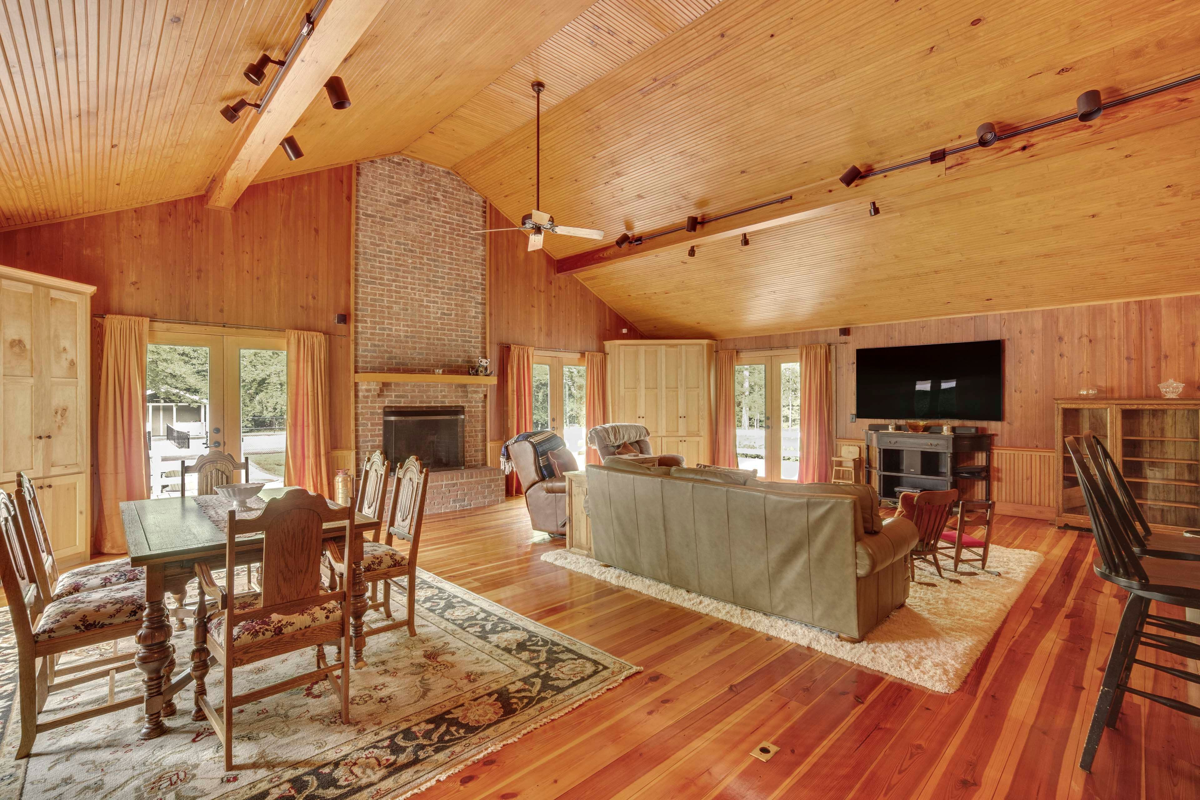 Living Room | Central A/C & Heat | Smart TV