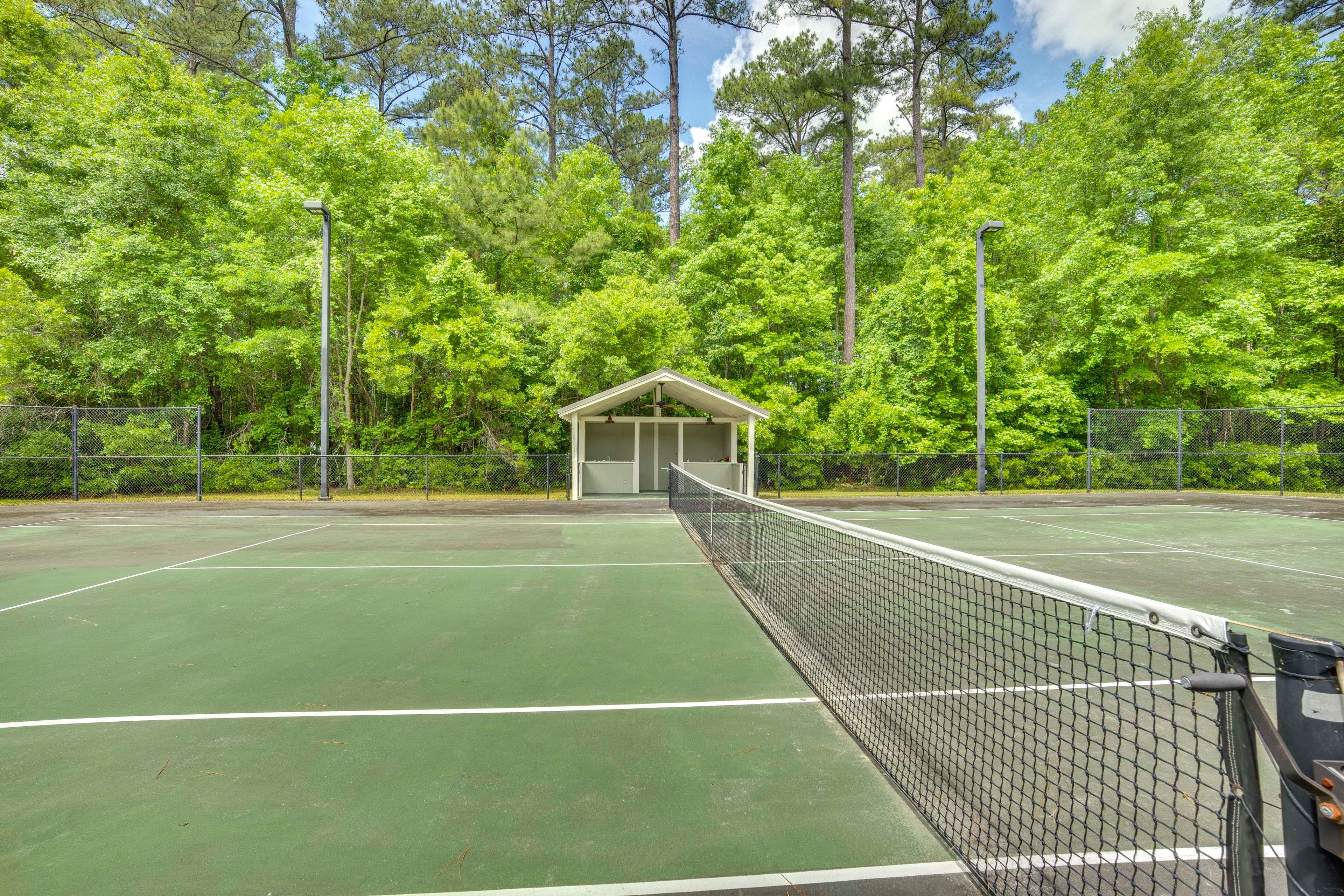 Private Tennis Court | Basketball Hoop