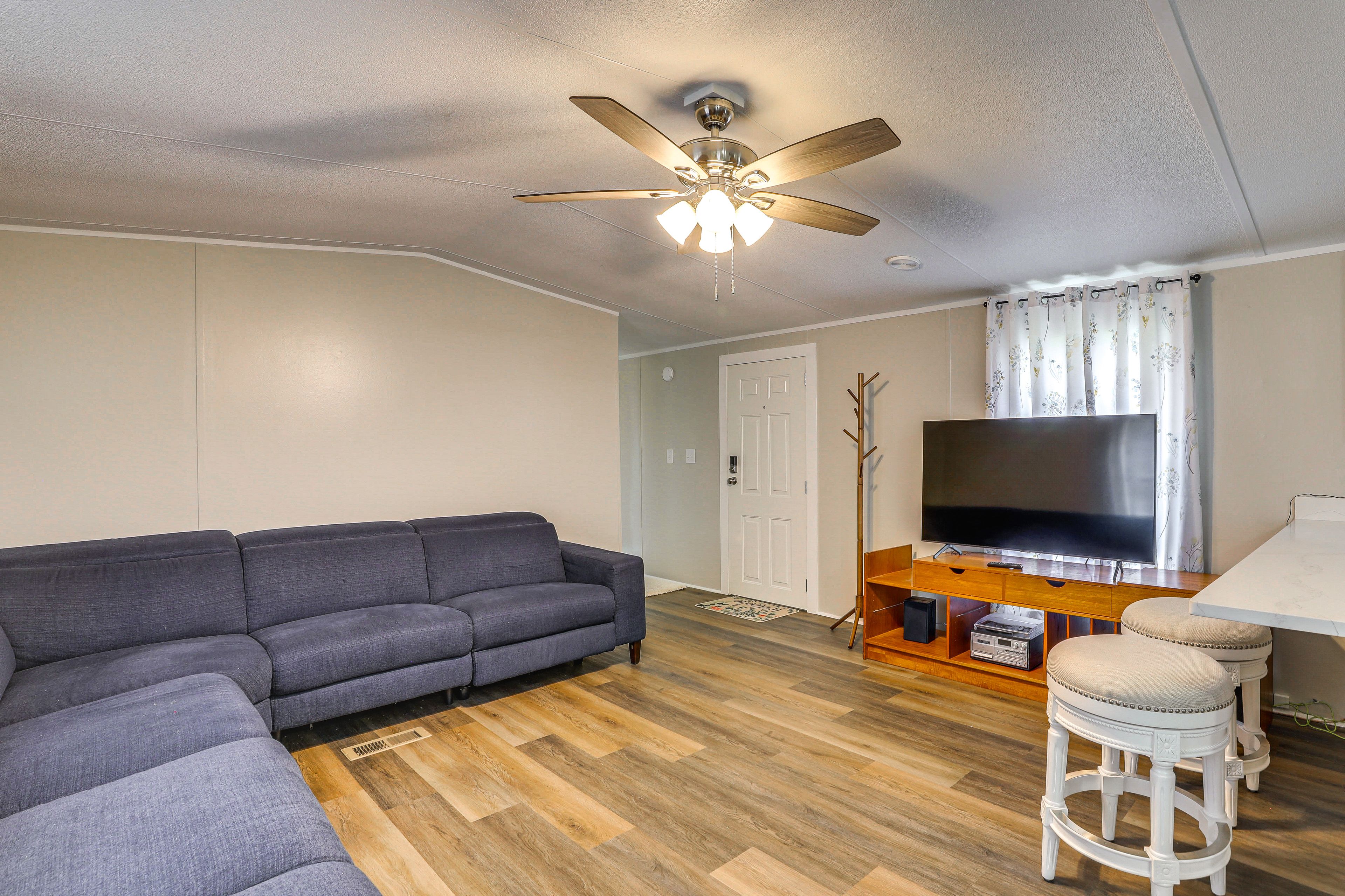 Living Room | Free WiFi | Central A/C & Heat | Smart TV