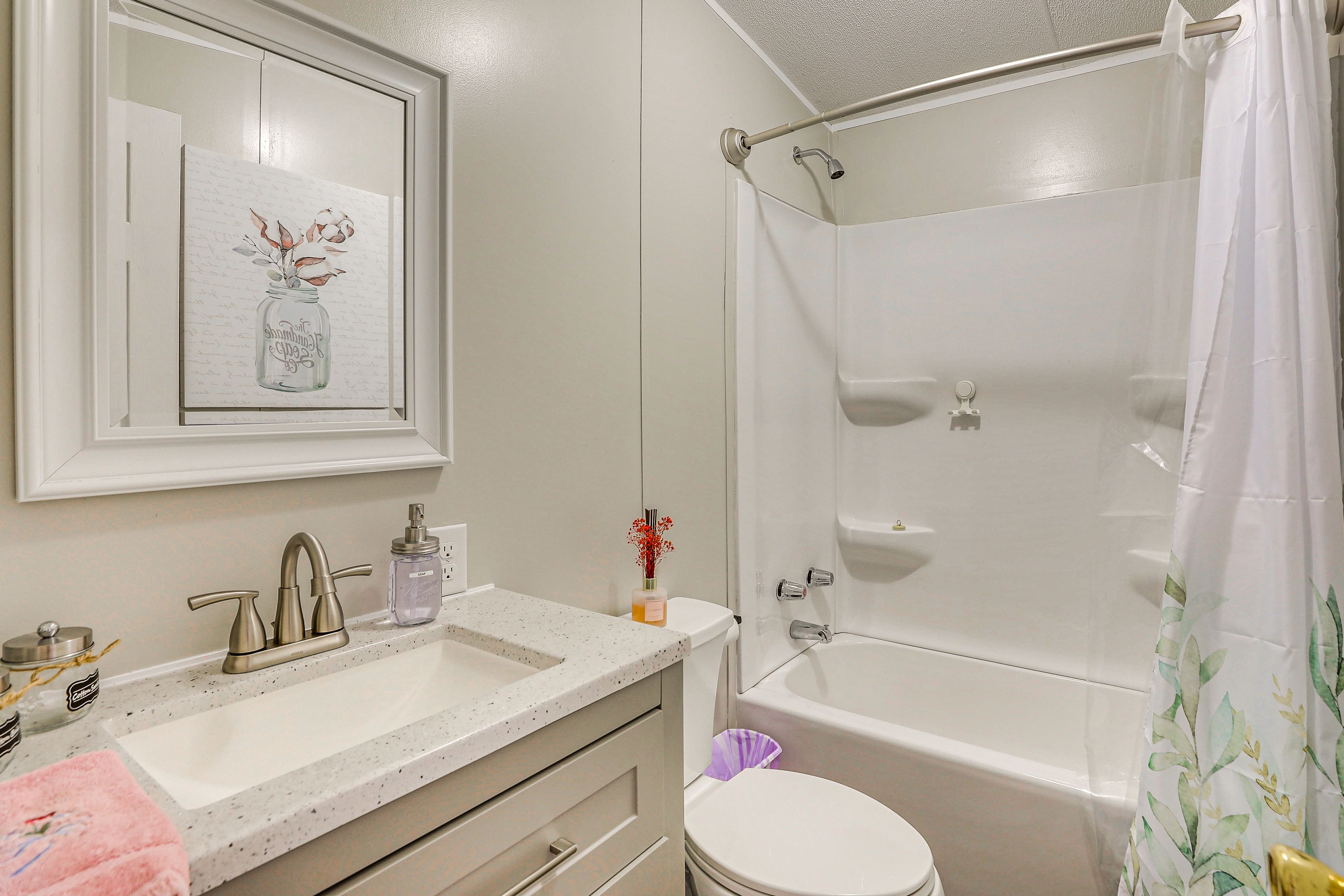 Full Bathroom | Complimentary Toiletries
