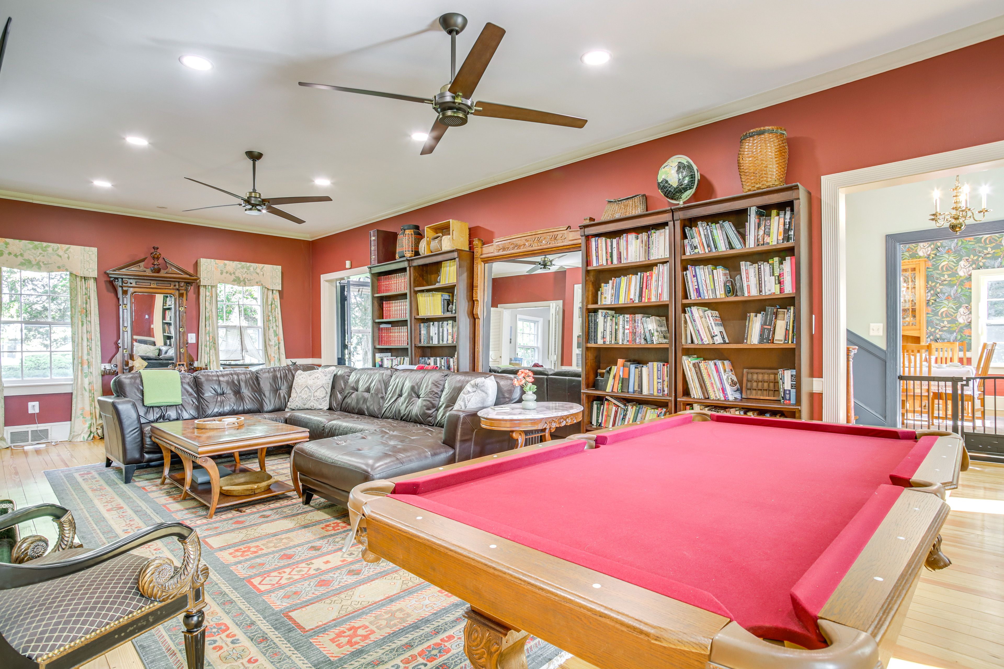 Living Room | 1st Floor | Smart TV | Free WiFi | Pool Table