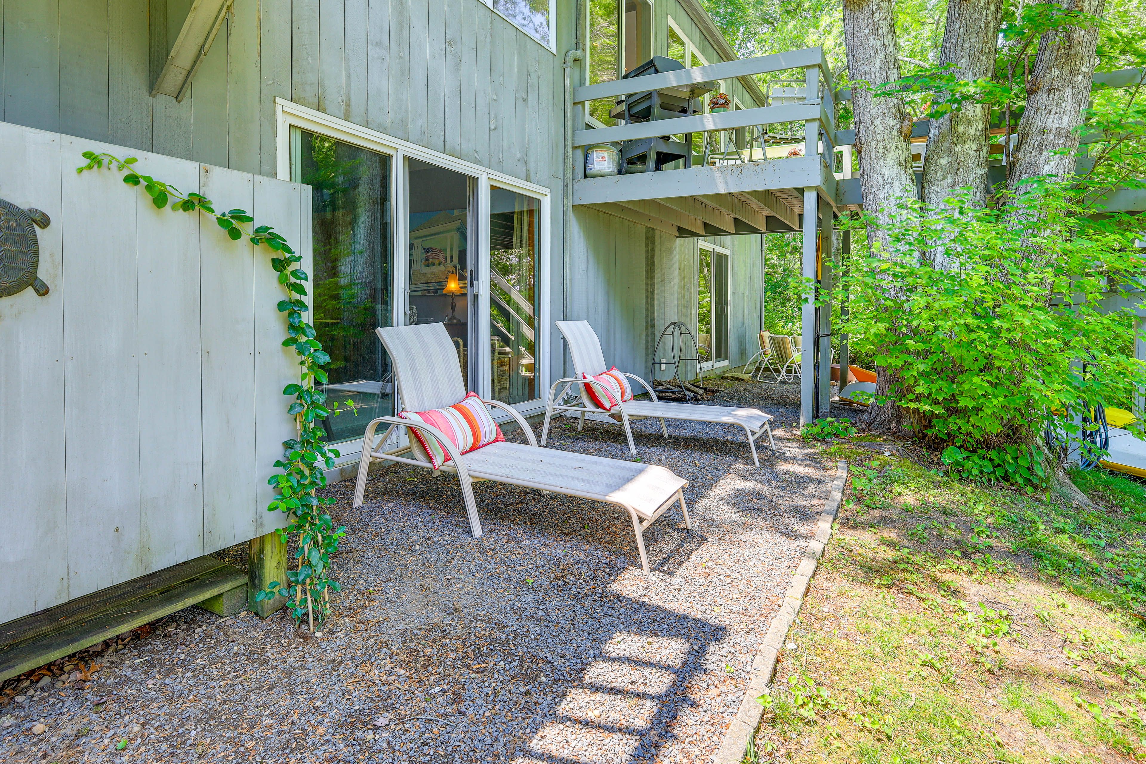 Backyard | Patio | Outdoor Seating | Wood-Burning Fire Pit | Kayaks Provided
