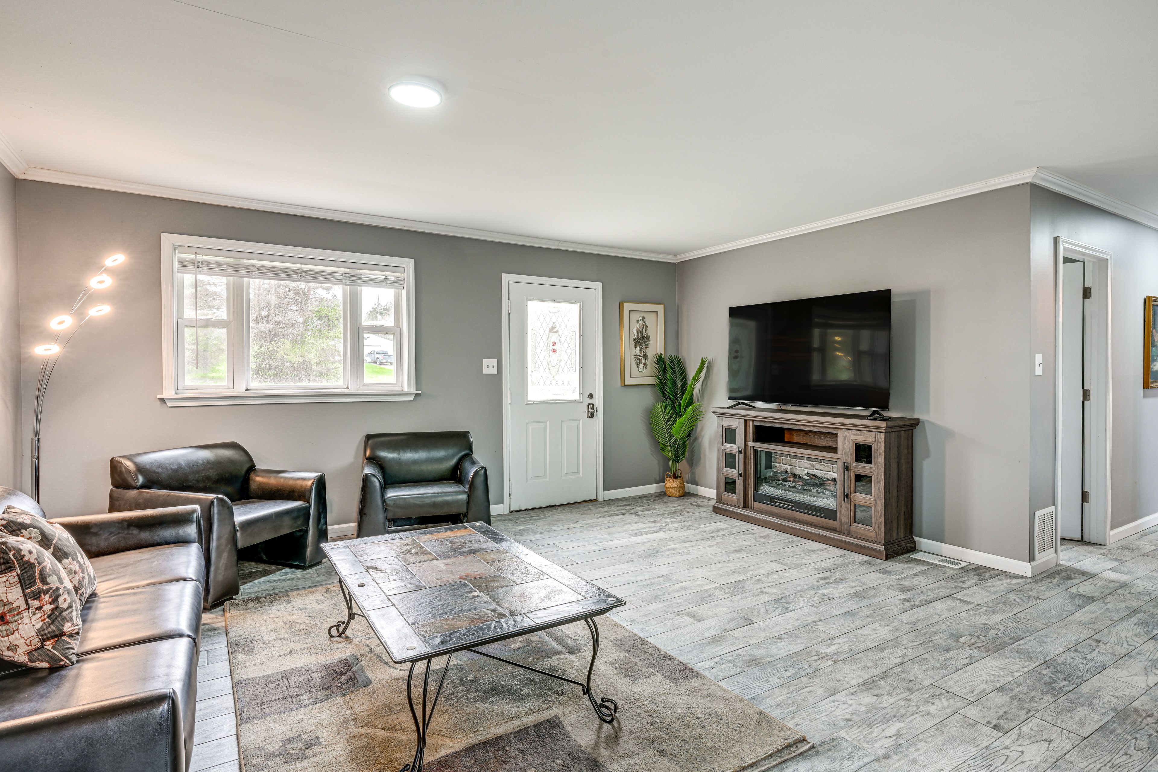 Living Room | Free WiFi | Smart TV | Electric Fireplace | Central Heating