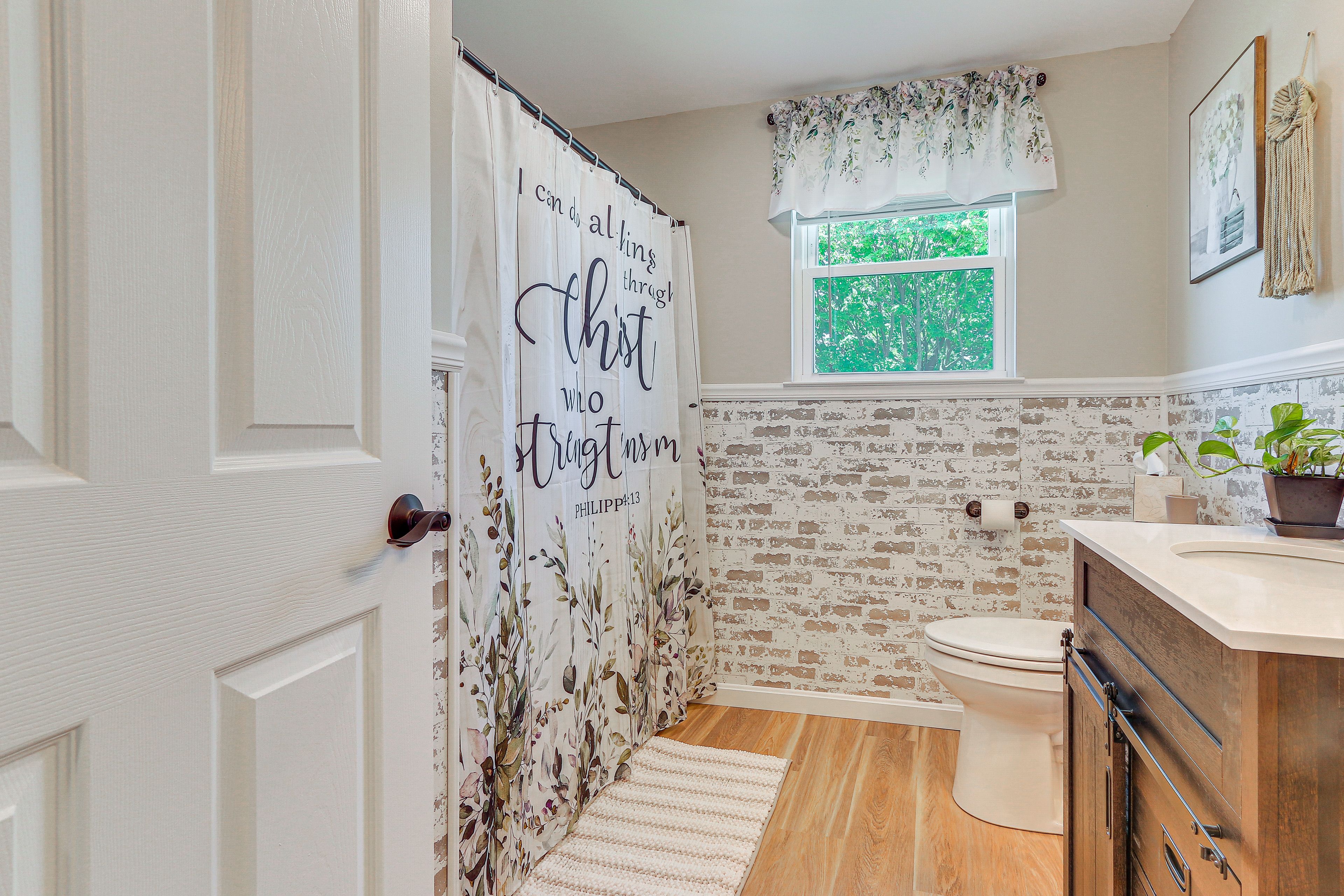 Full Bathroom | Towels Provided | 2nd Floor