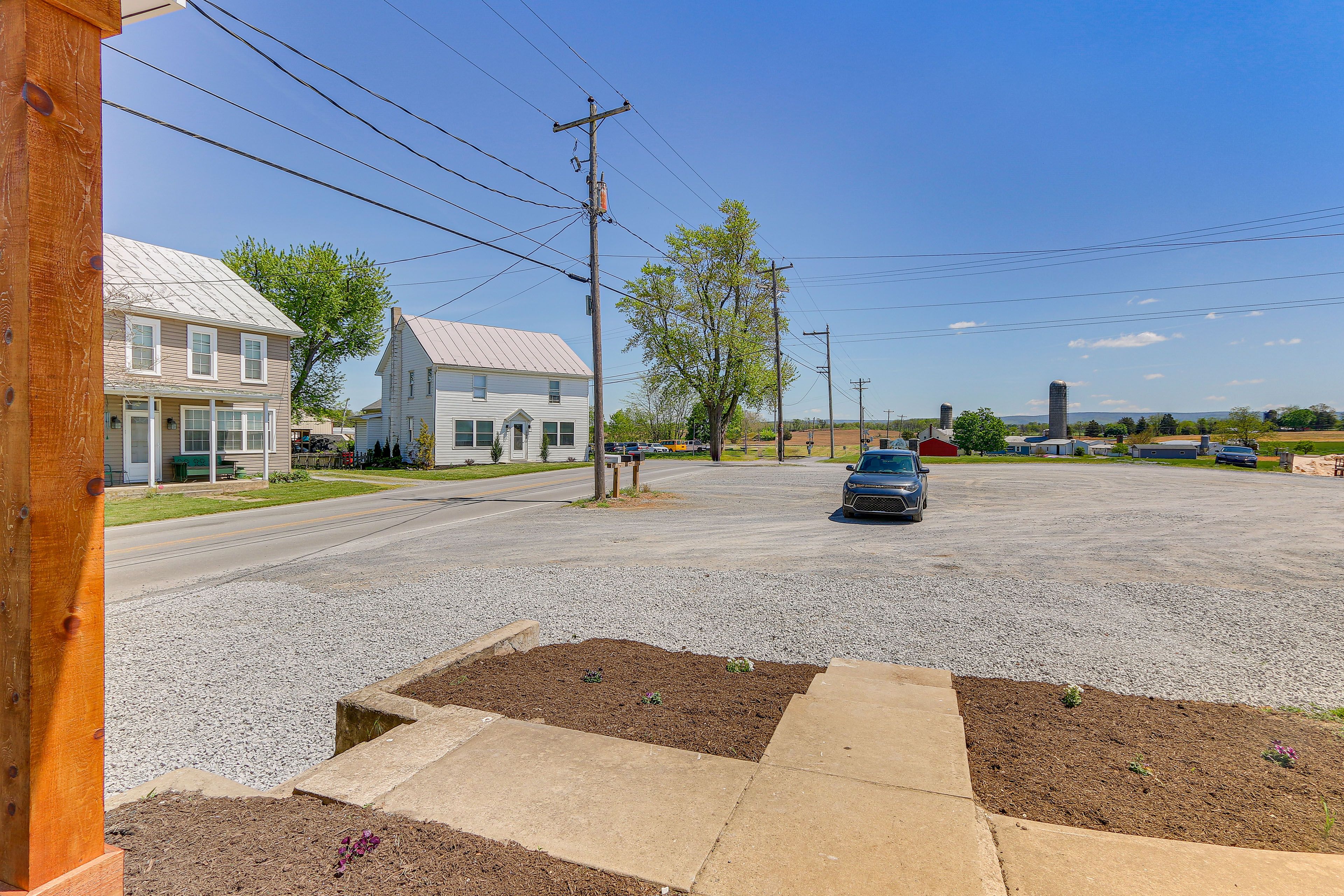 Parking | Parking Pad (1 Vehicle) | Driveway (1 Vehicle)