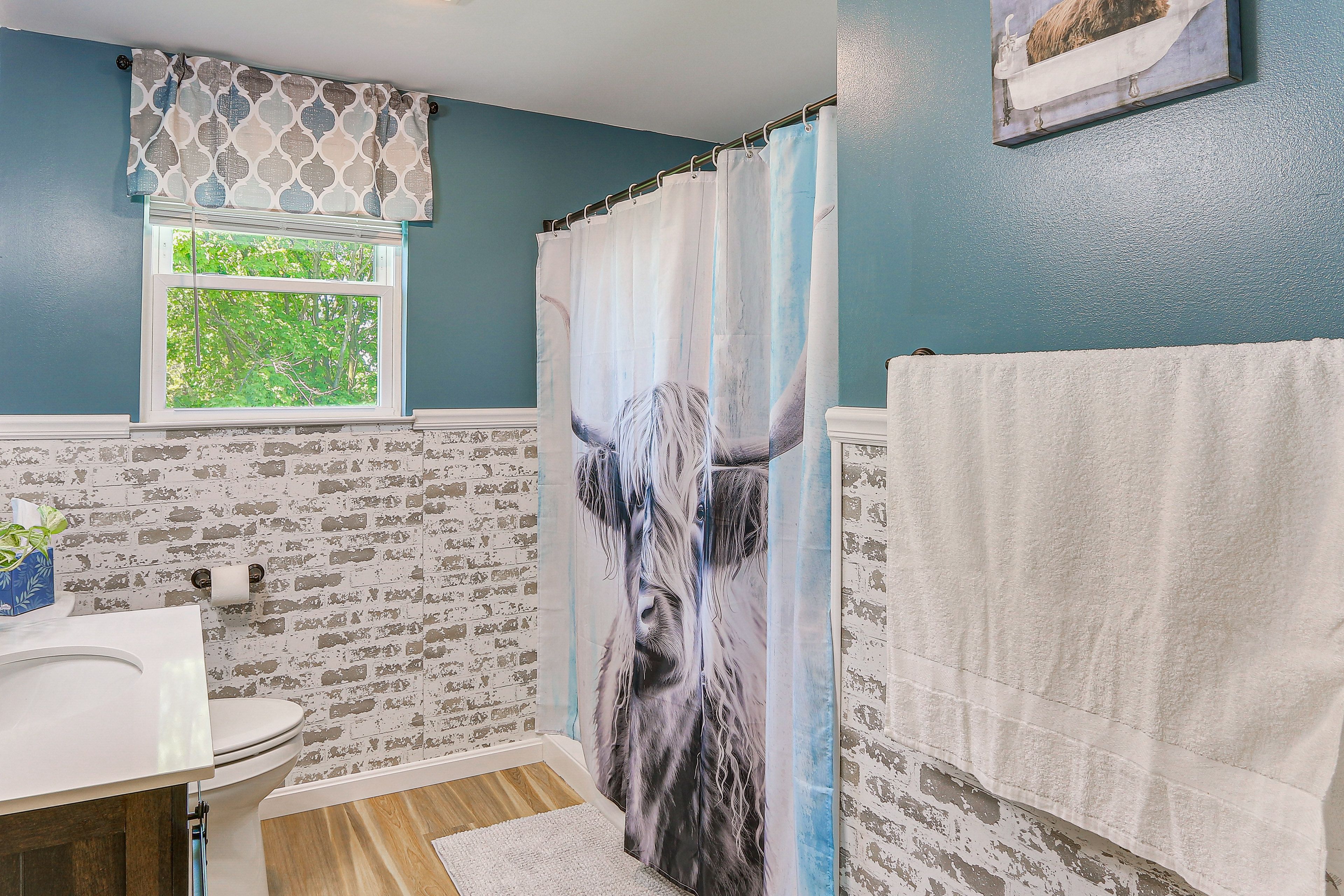 Full Bathroom | Complimentary Toiletries | 2nd Floor