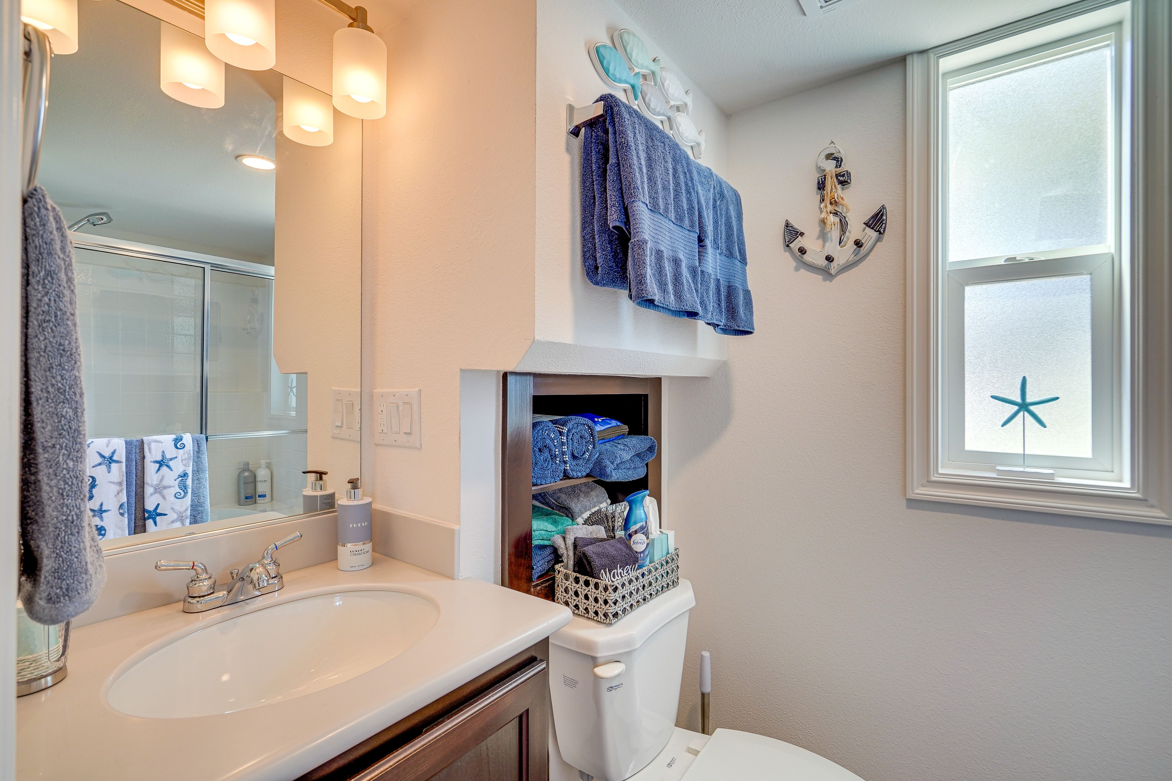 Full Bathroom | 1st Floor | Towels Provided