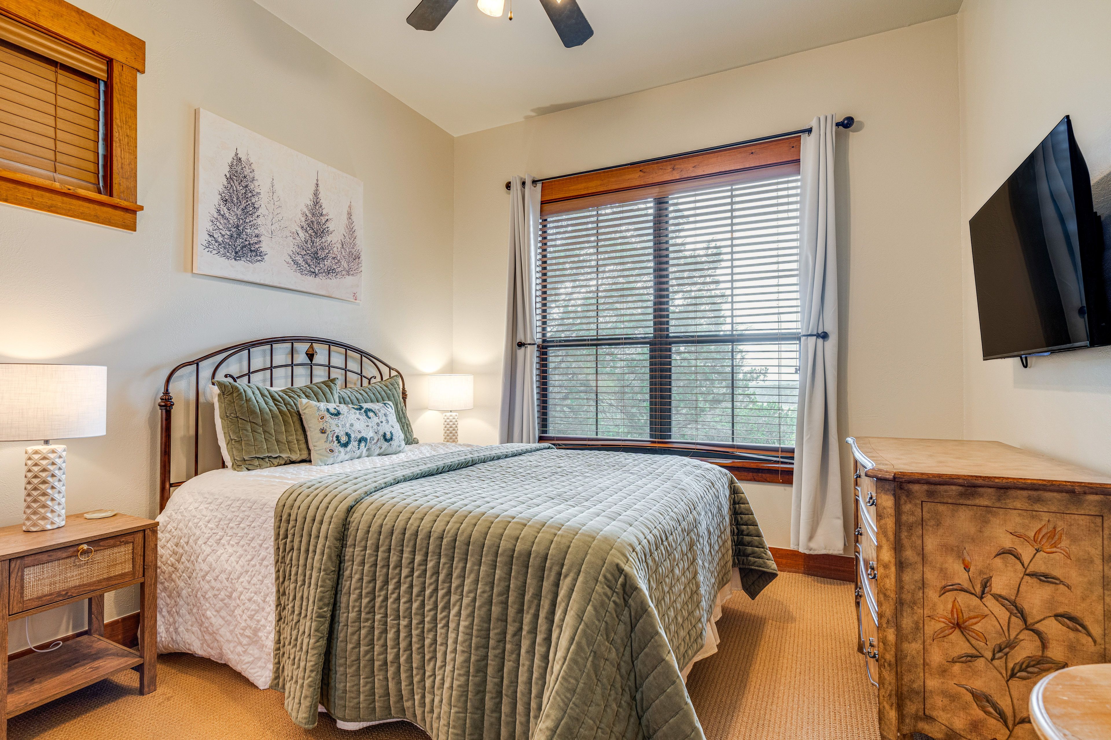 Bedroom 2 | Queen Bed | Smart TV