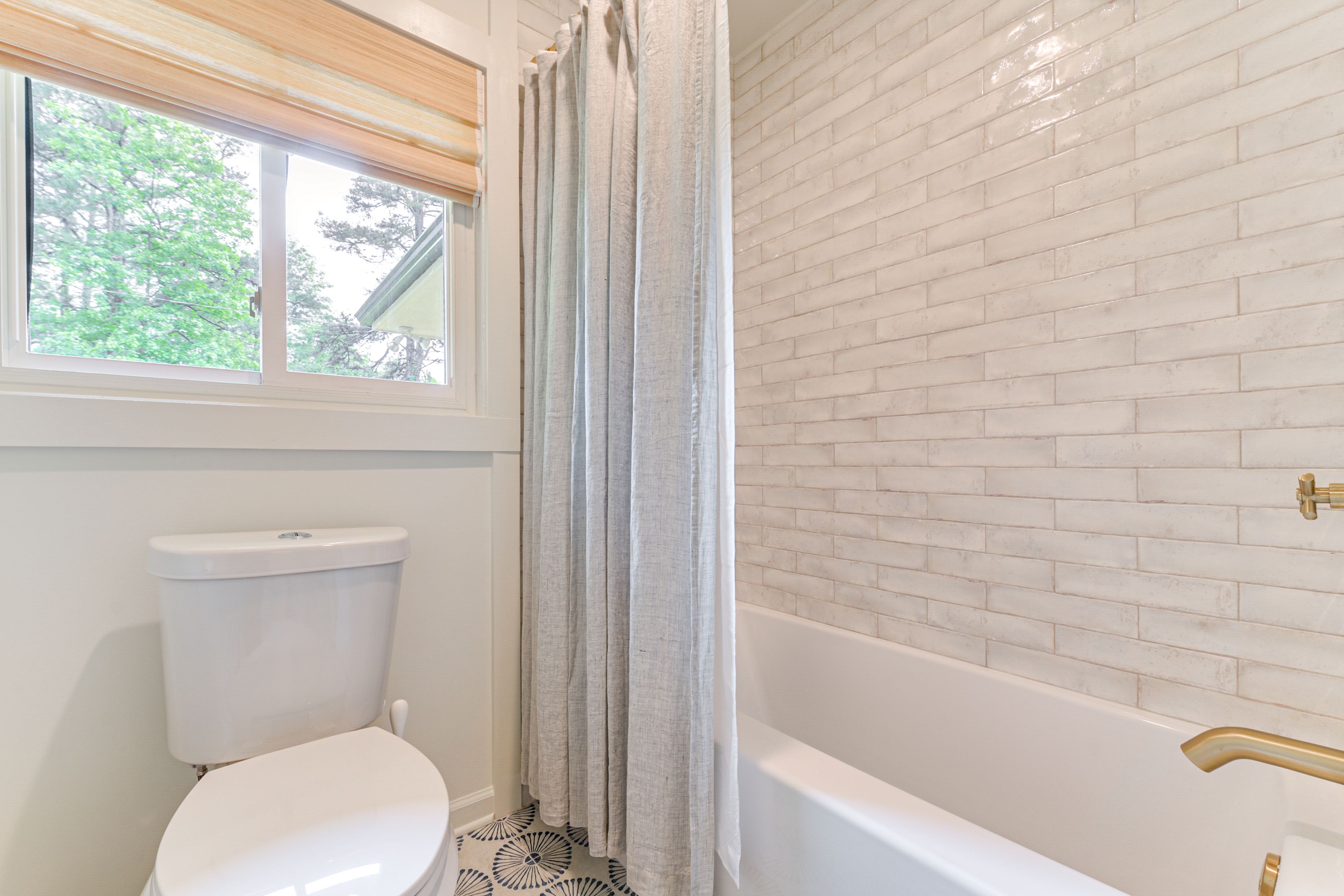 Full Bathroom | Towels Provided