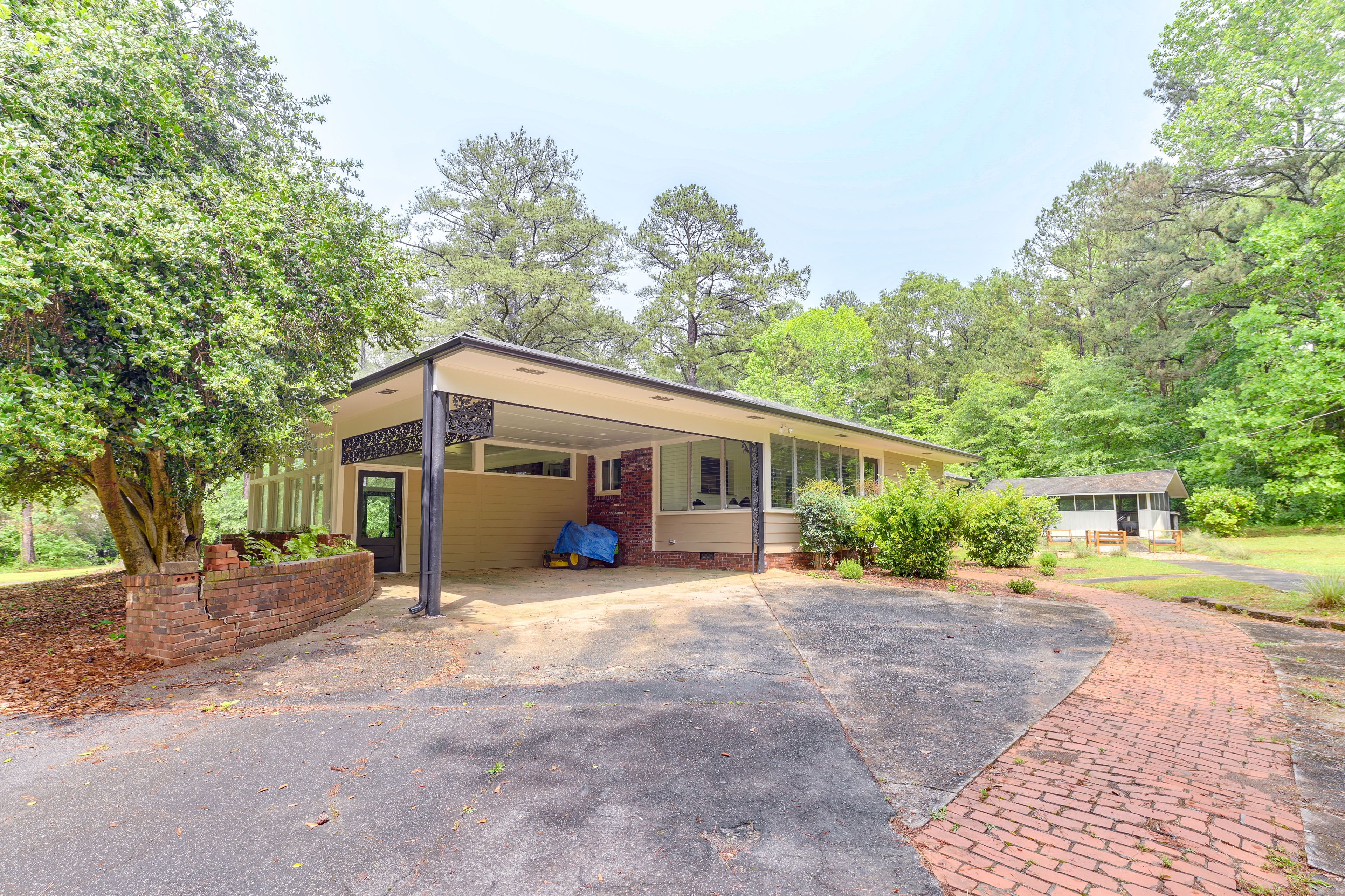 Cottage Exterior | Parking | Carport (1 Vehicle) | Driveway (6 Vehicles)