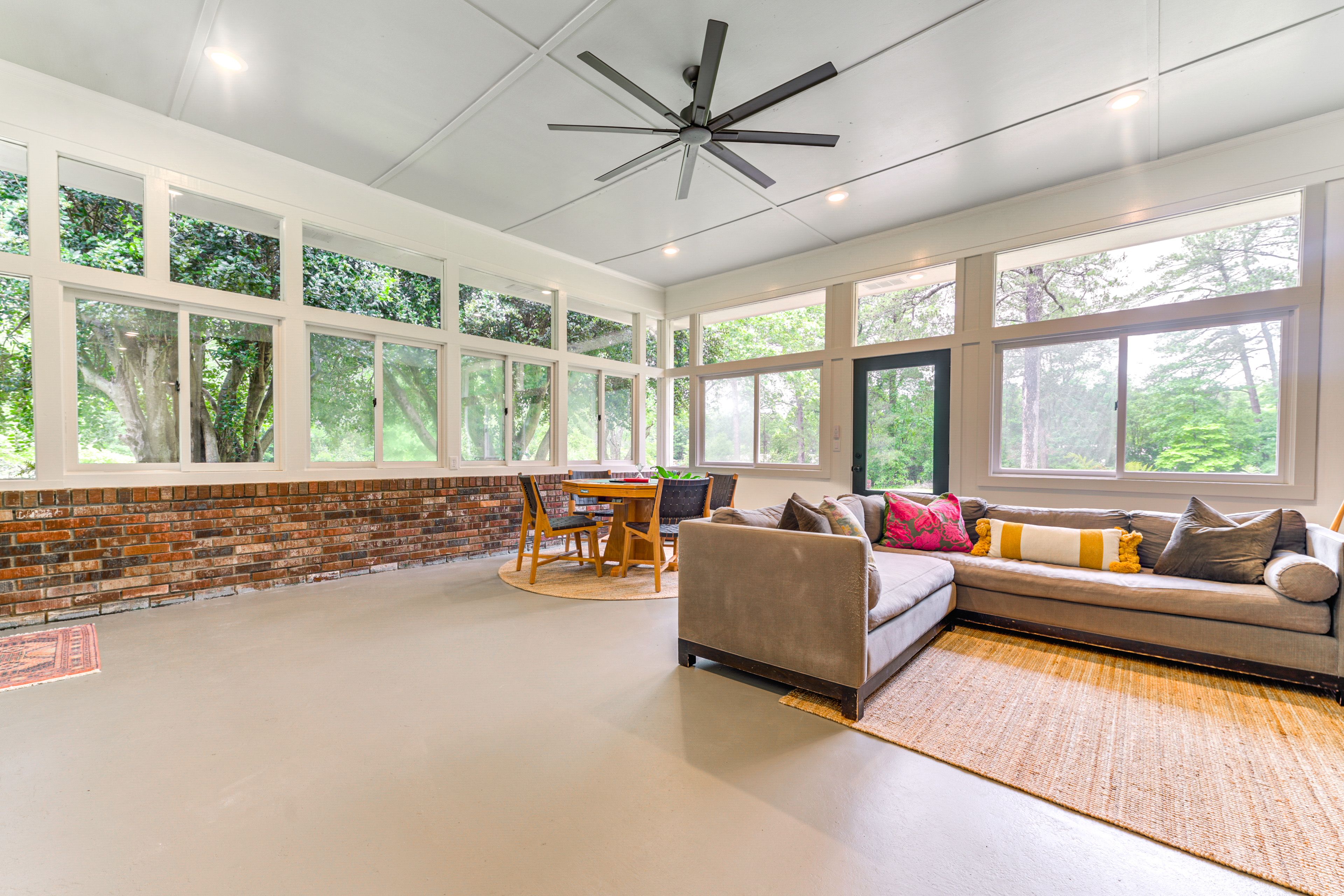 Sunroom | Smart TV | Free WiFi | Main Entrance