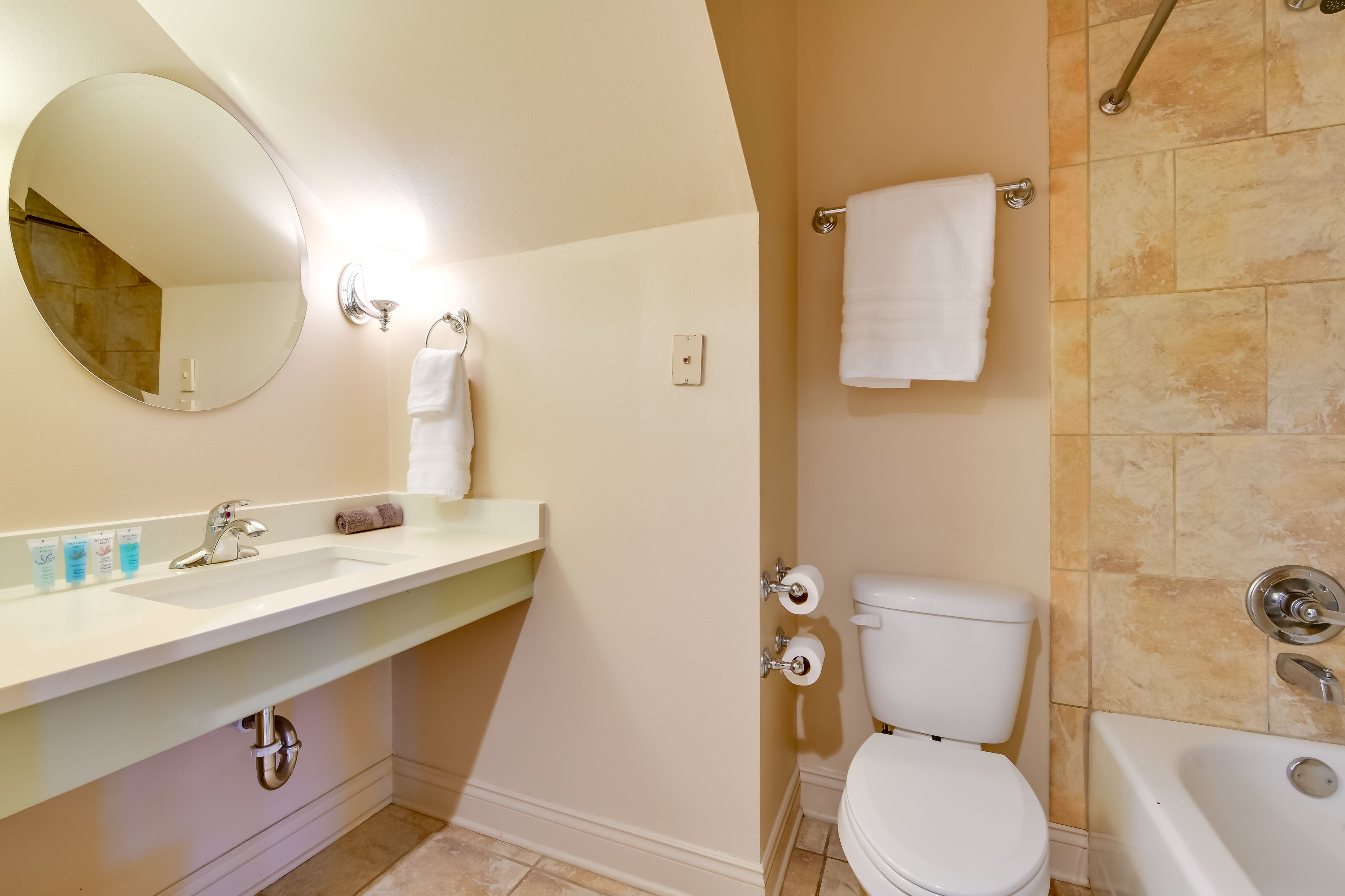 Full Bathroom | Towels Provided | Complimentary Toiletries | 1st Floor