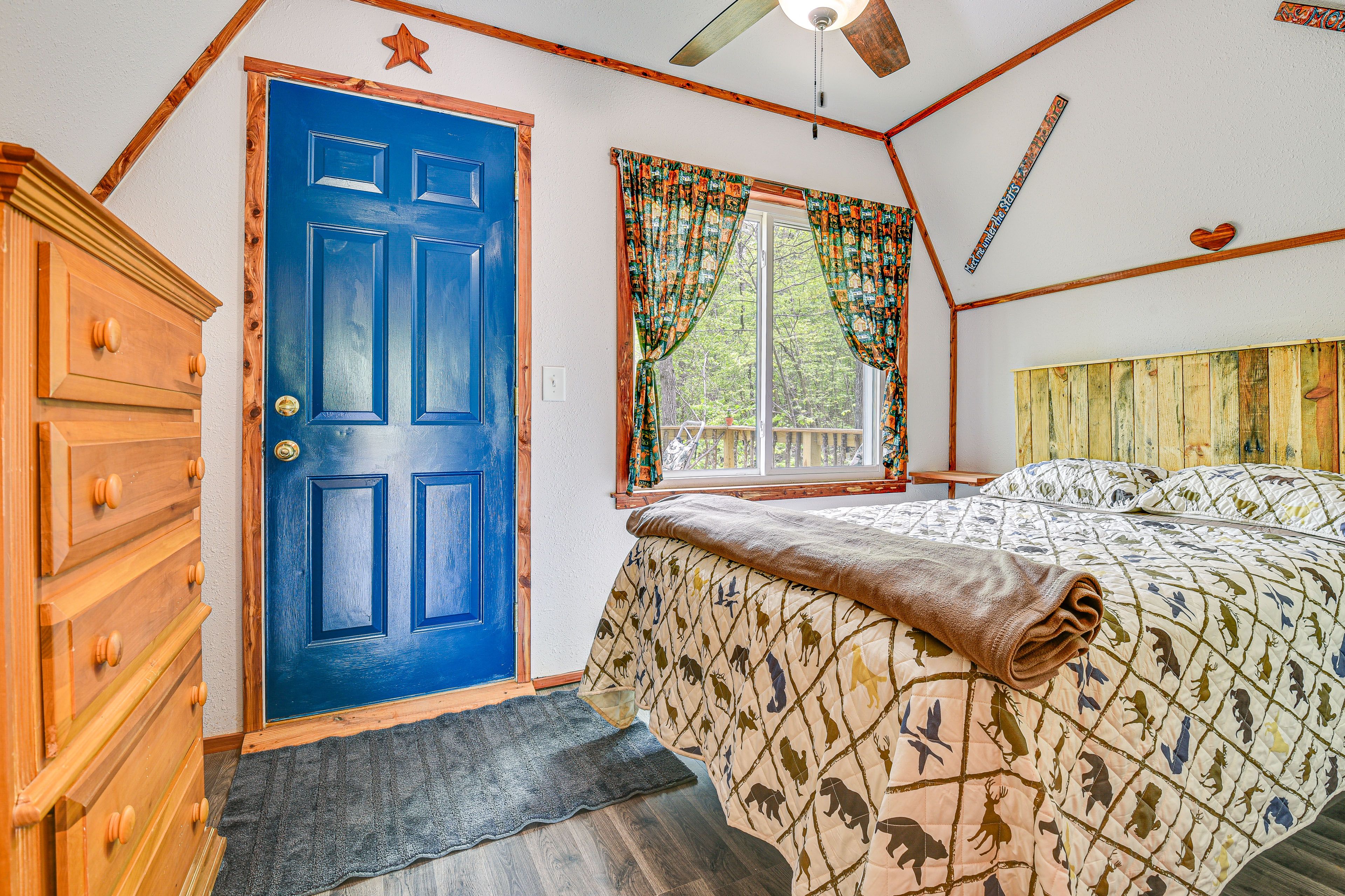 Bedroom | Queen Bed | Linens Provided | Sleep Number Mattress