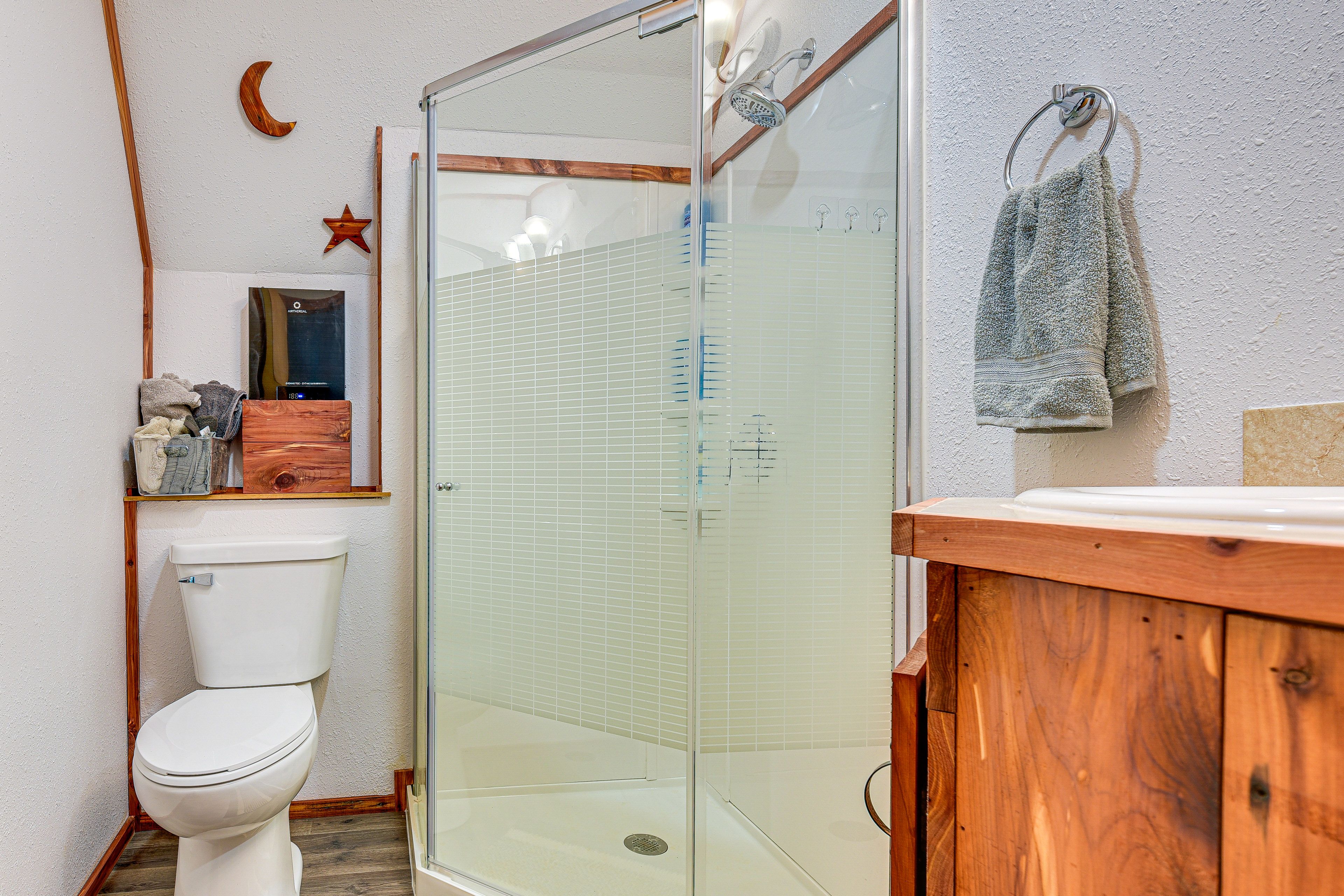 Full Bathroom | Towels Provided | Complimentary Toiletries