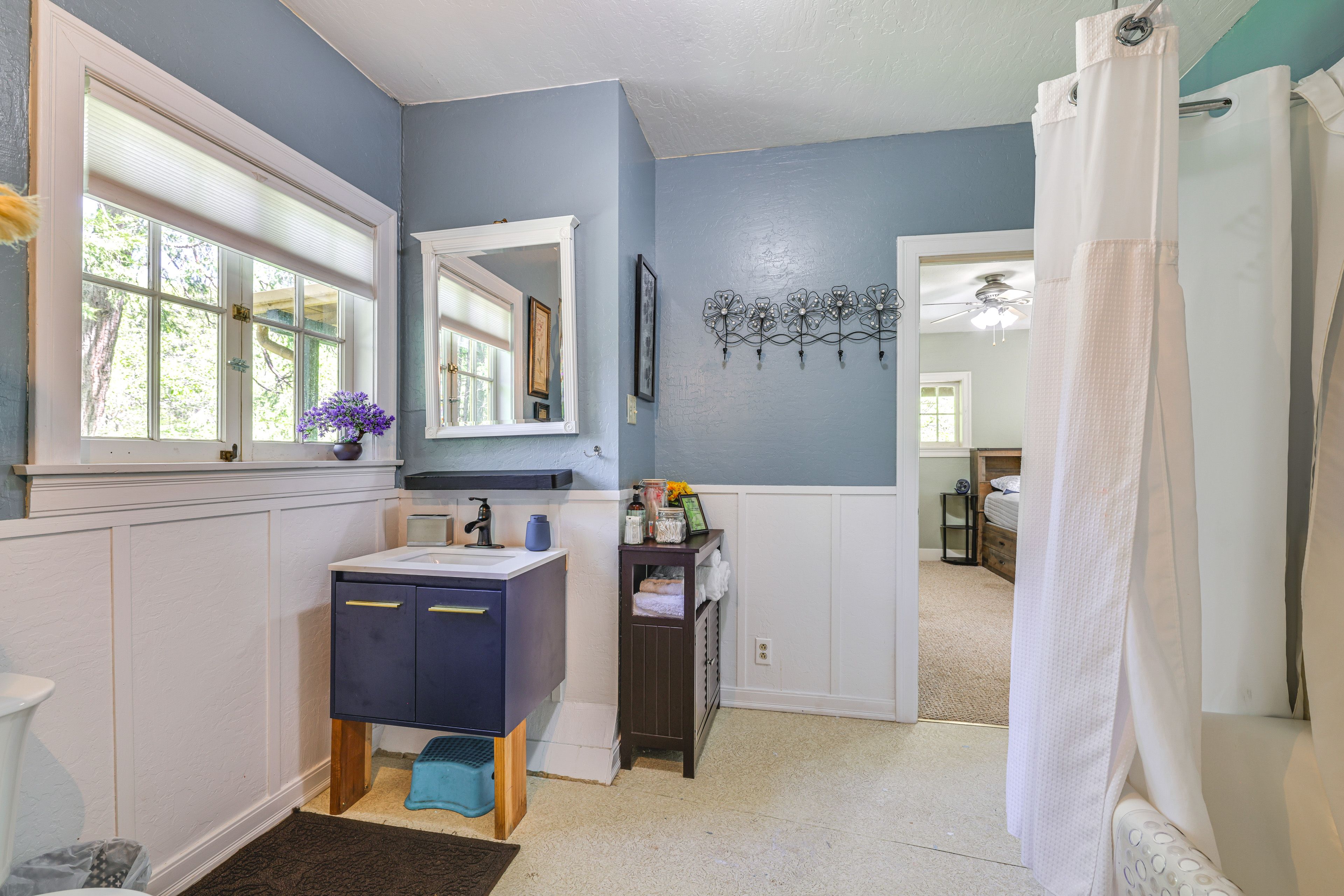 Jack & Jill Bathroom | 2nd Floor | Towels Provided