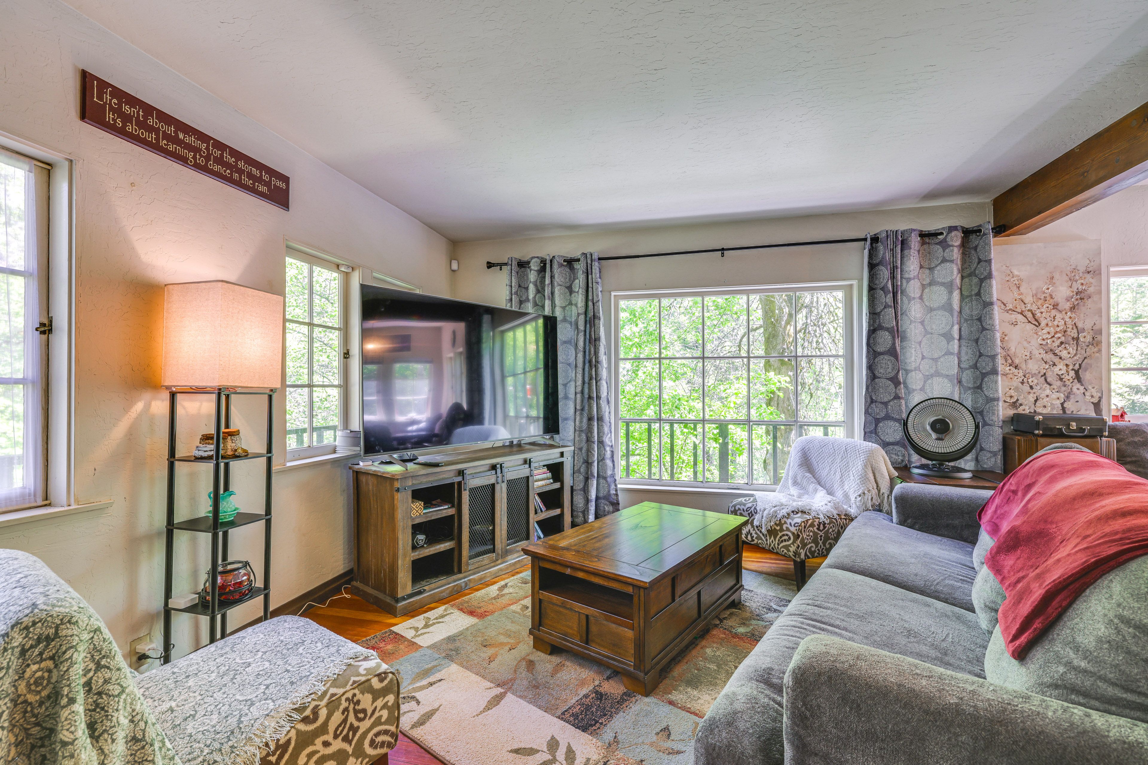 Living Room | 1st Floor | Smart TV | Free WiFi