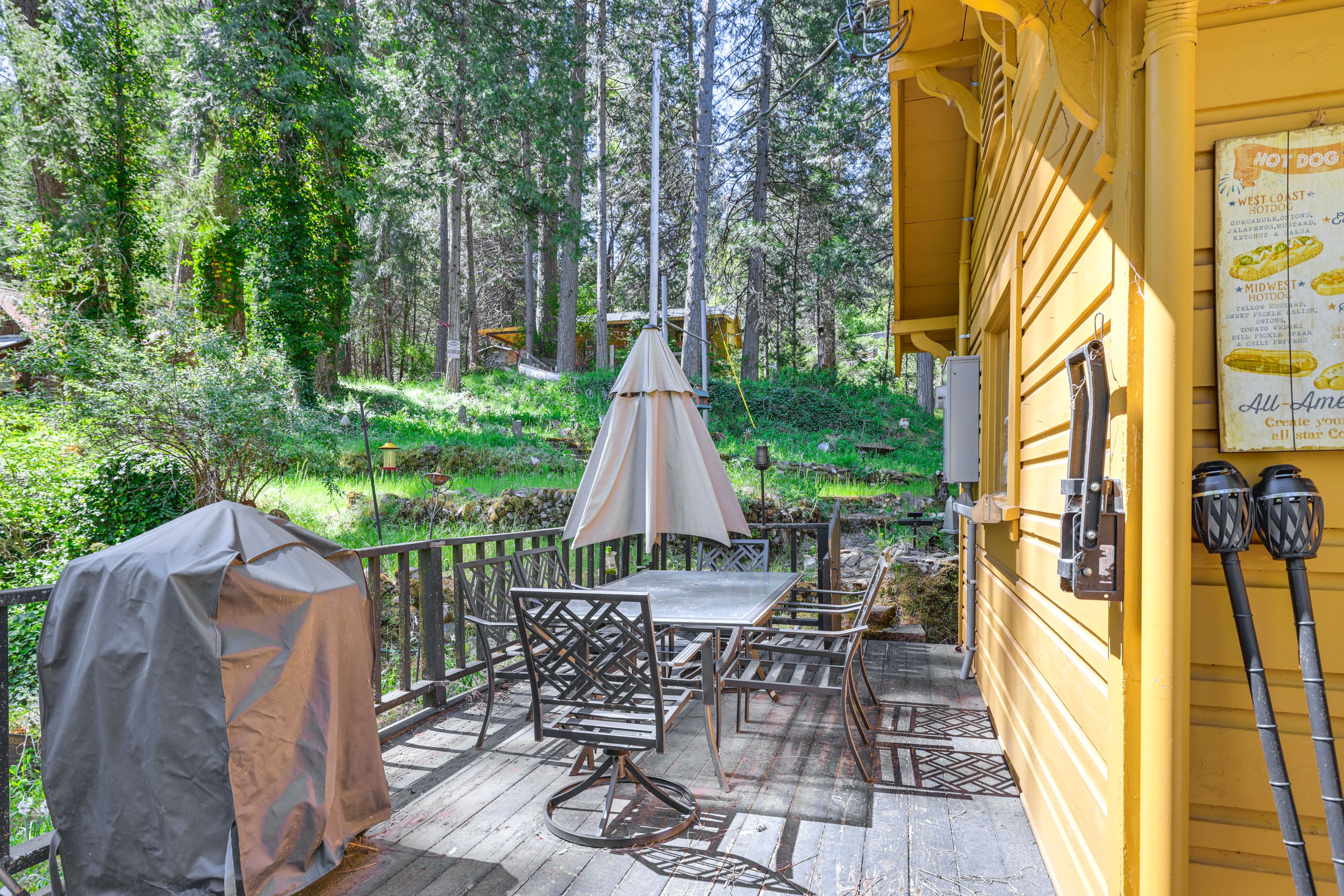 Outdoor Dining Area | Charcoal Grill