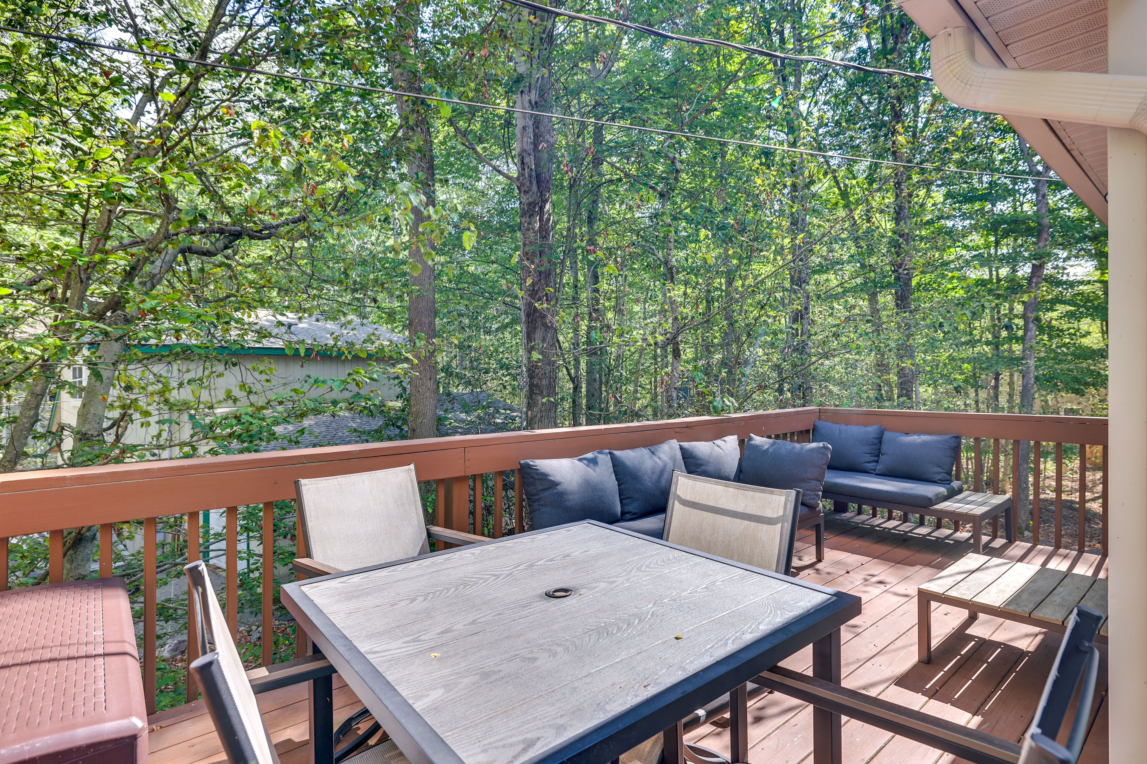 Wraparound Deck | Outdoor Dining Area