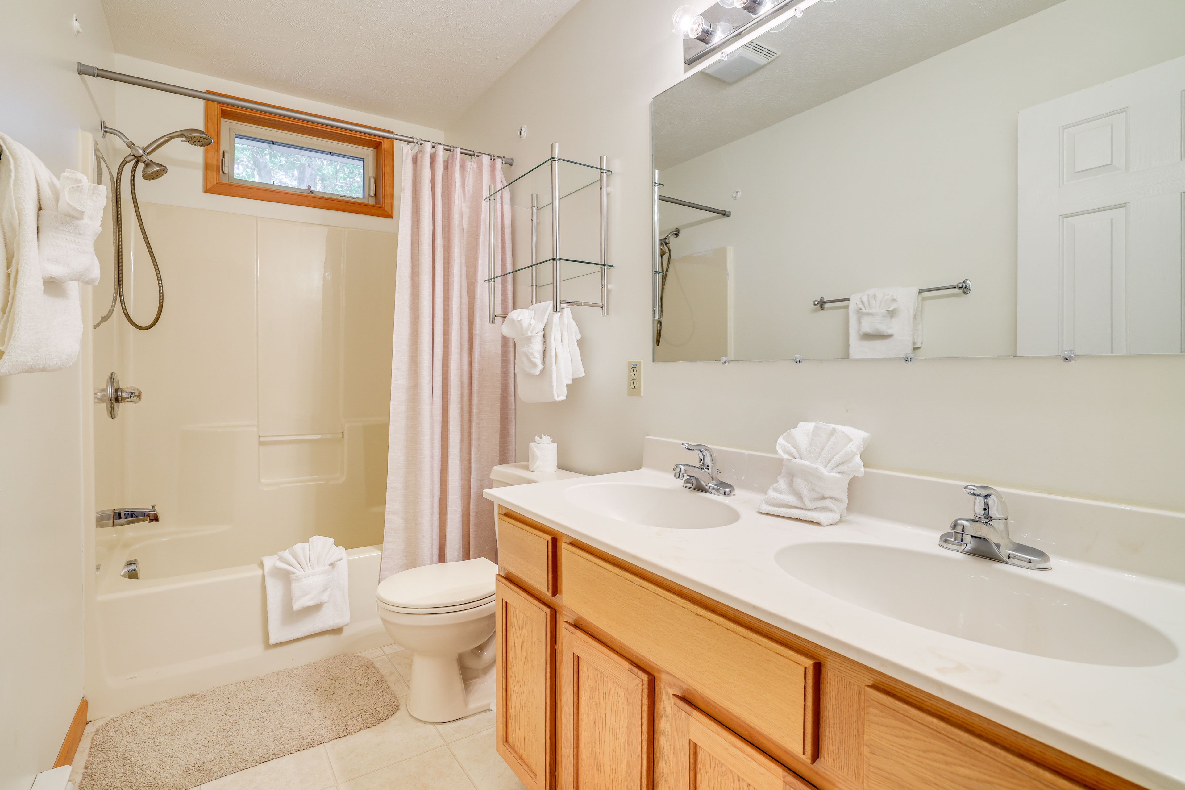 En-Suite Bathroom | Complimentary Toiletries | 3rd Floor