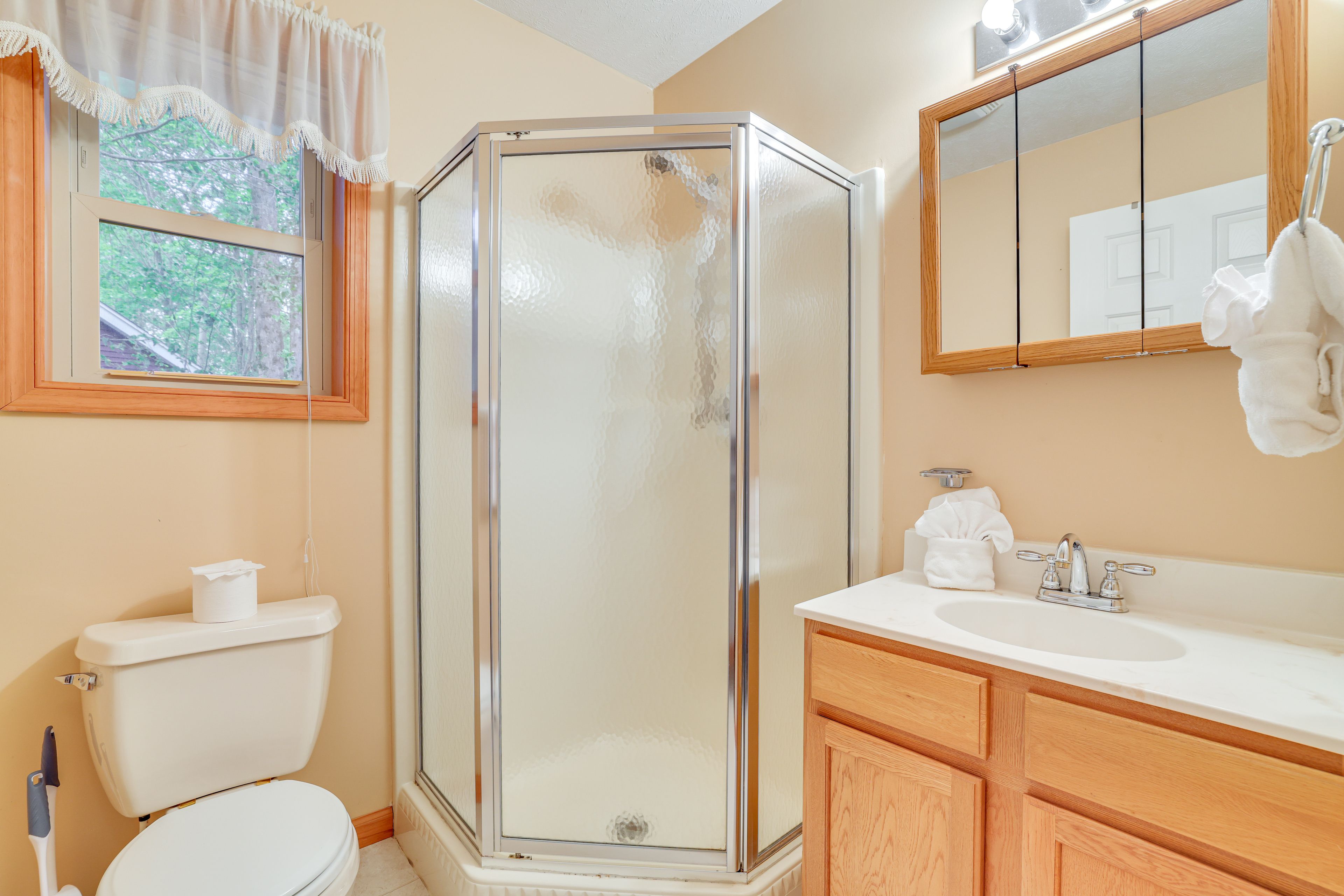 Full Bathroom | Towels Provided | 2nd Floor