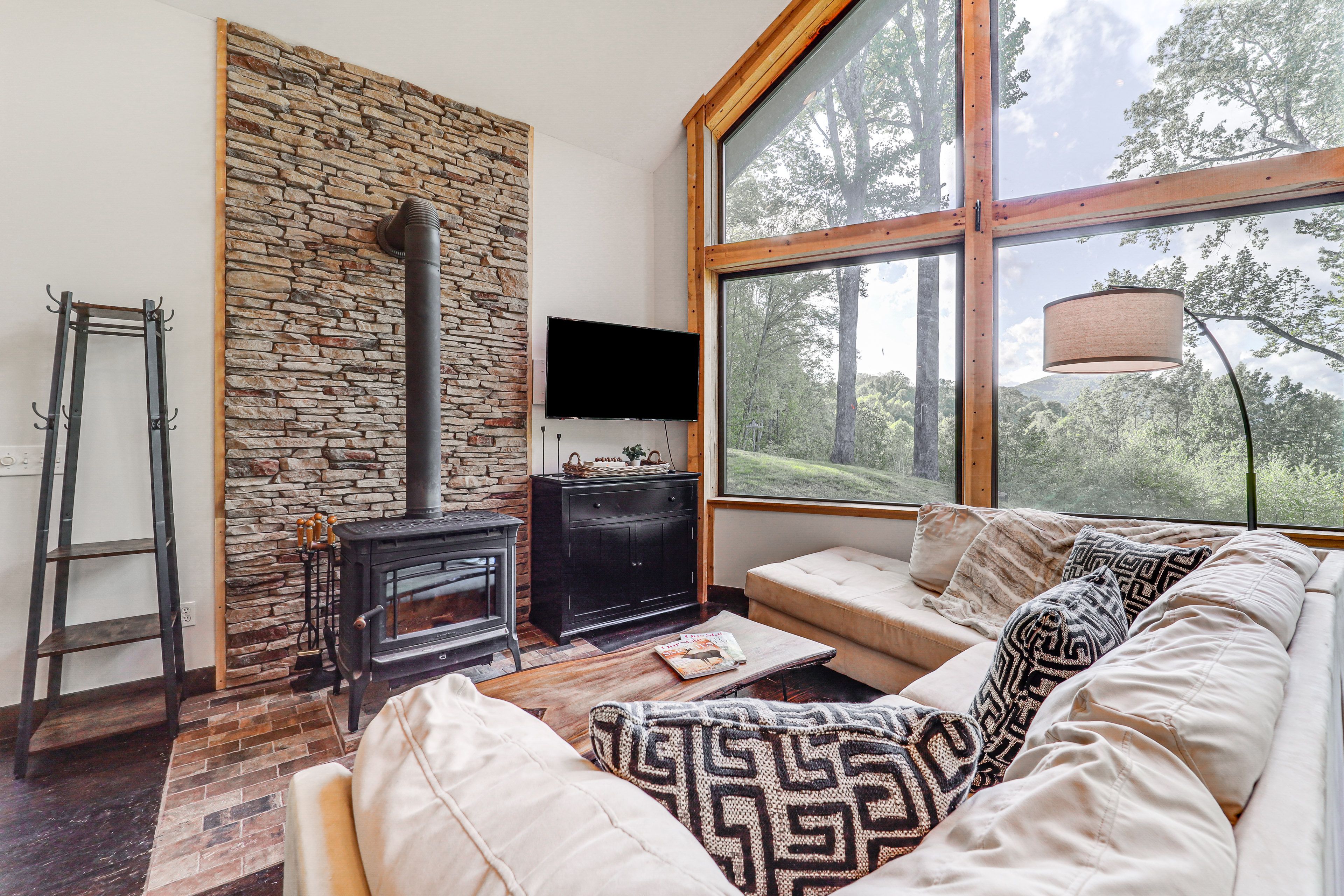 Living Room | Smart TV | Free WiFi | Main Level