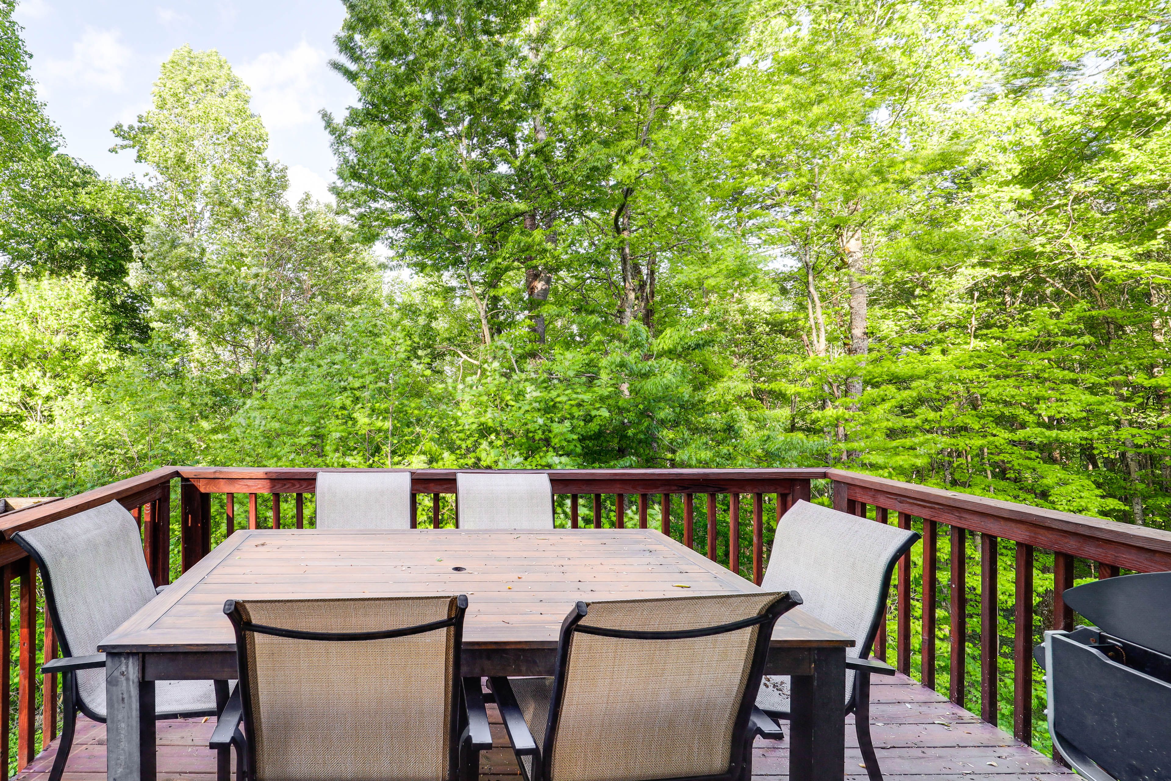 Deck | Outdoor Dining Area | Gas Grill