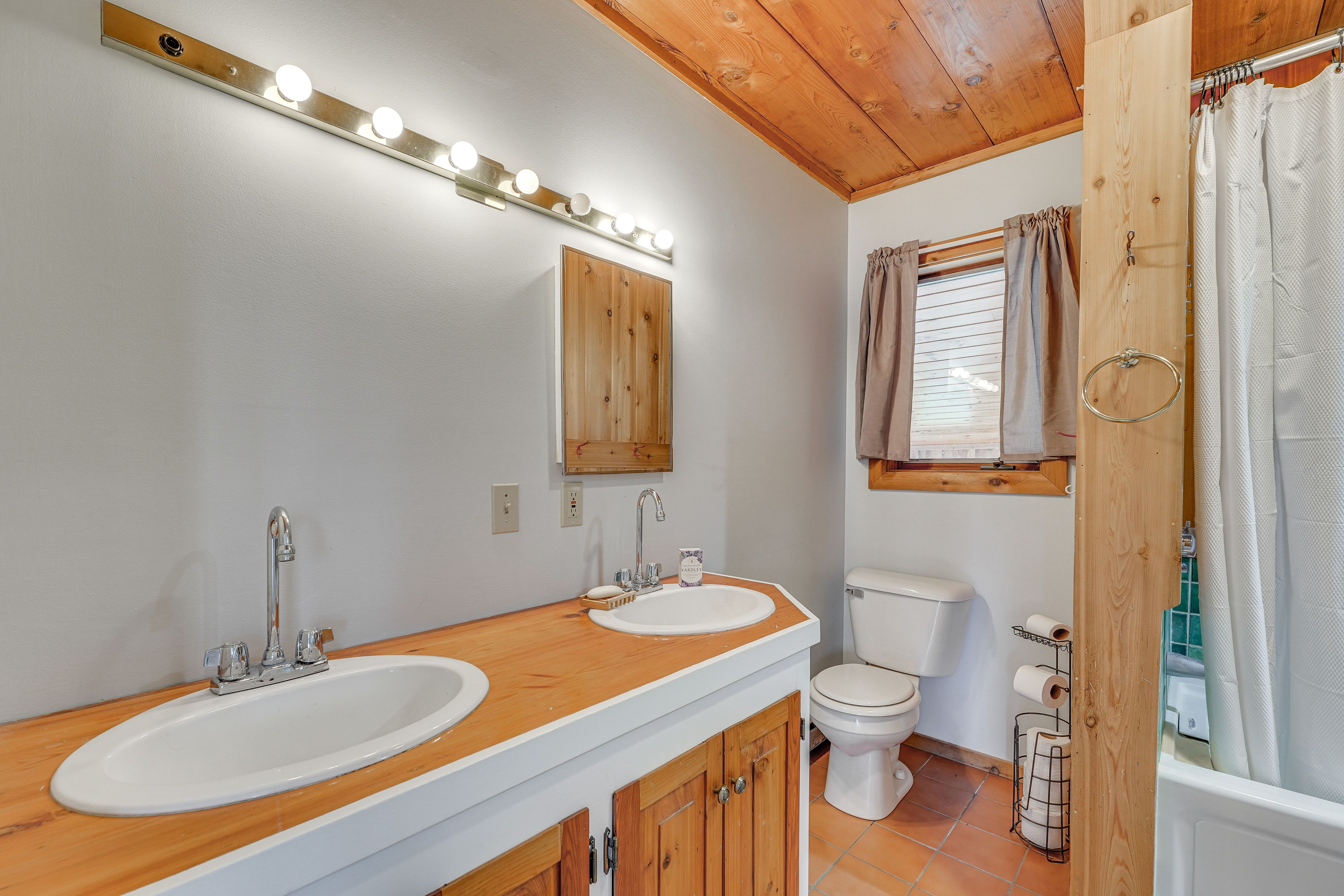 Full Bathroom | 1st Floor | Towels Provided
