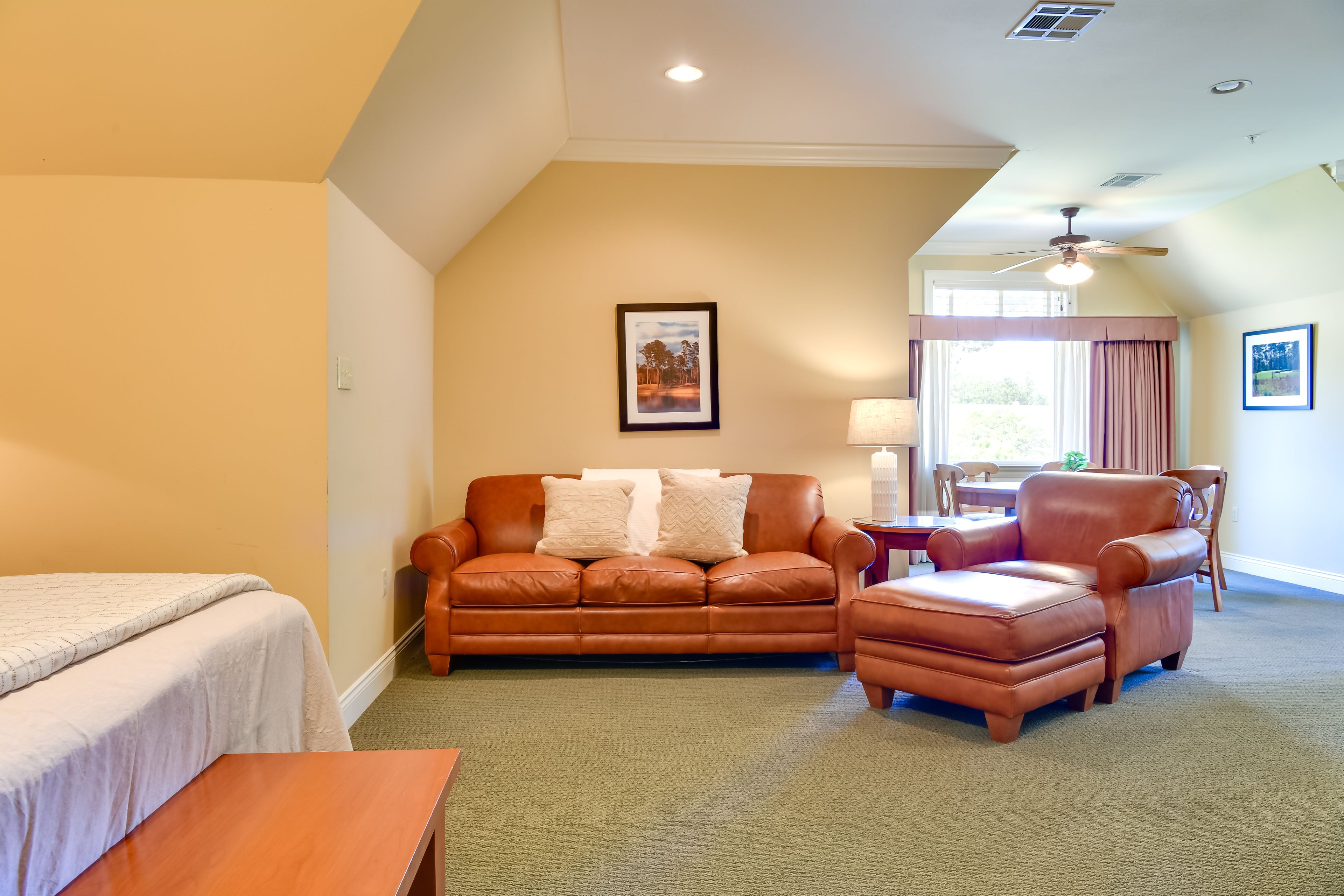 Studio | Free WiFi | Smart TV | King Bed | Queen Sleeper Sofa