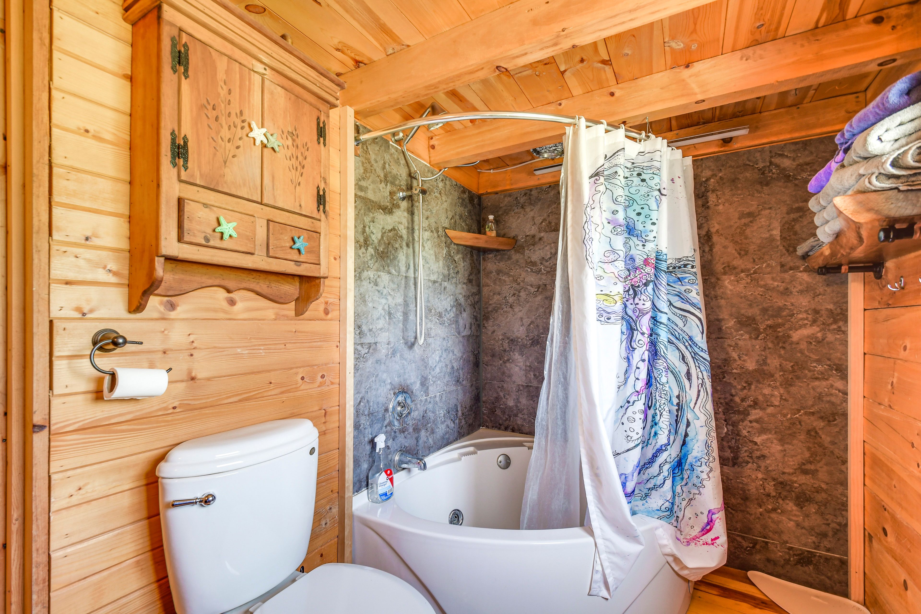 Bathroom | Shower/Tub Combo | 1st Floor