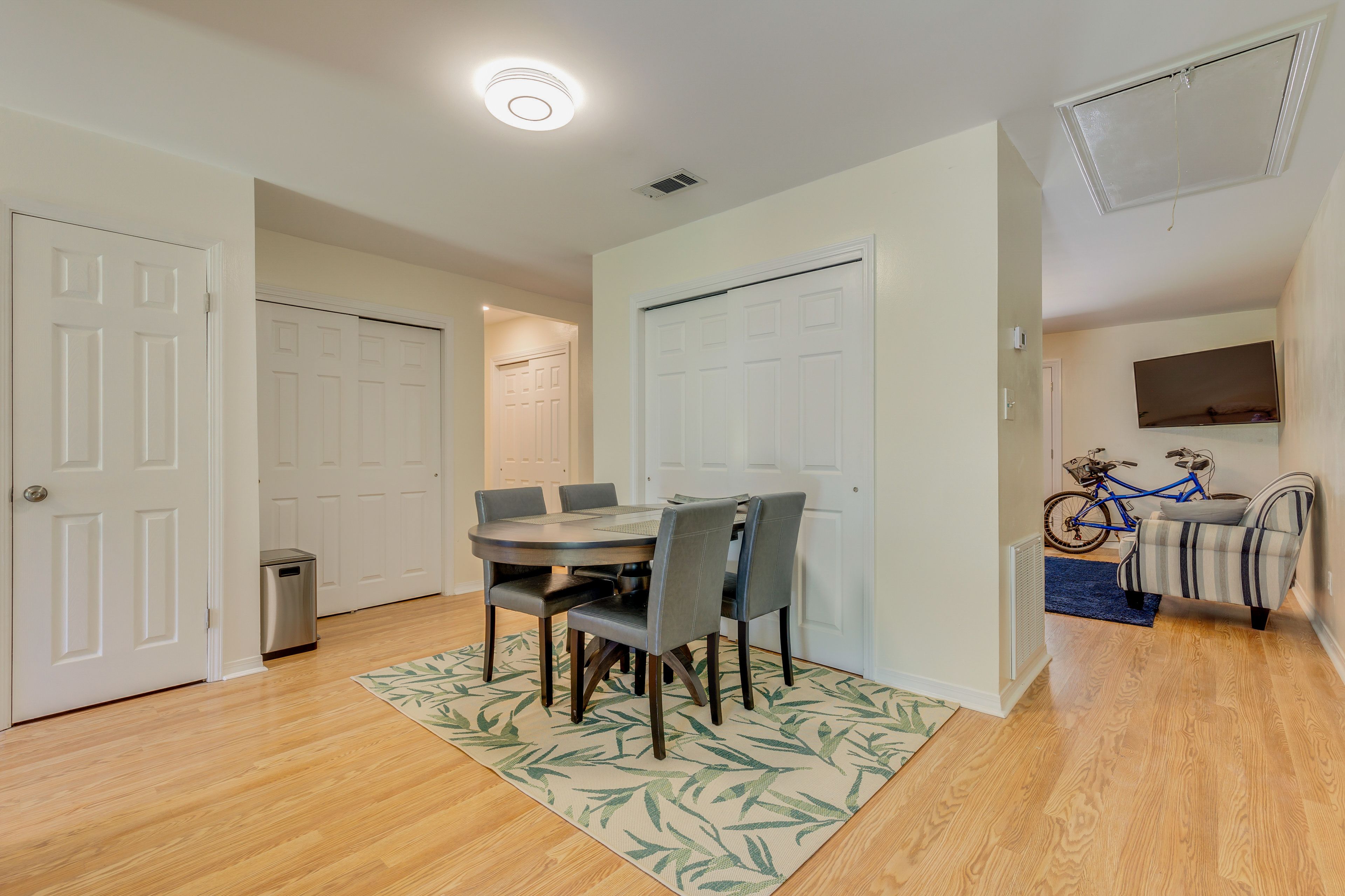 Dining Area | Dishware & Flatware Provided
